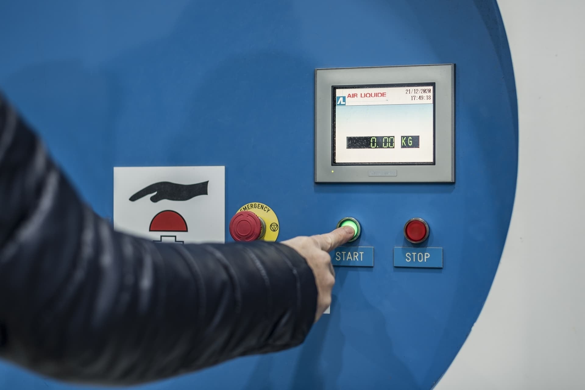 Vista cercana de los controles de la estación de carga de hidrógeno.