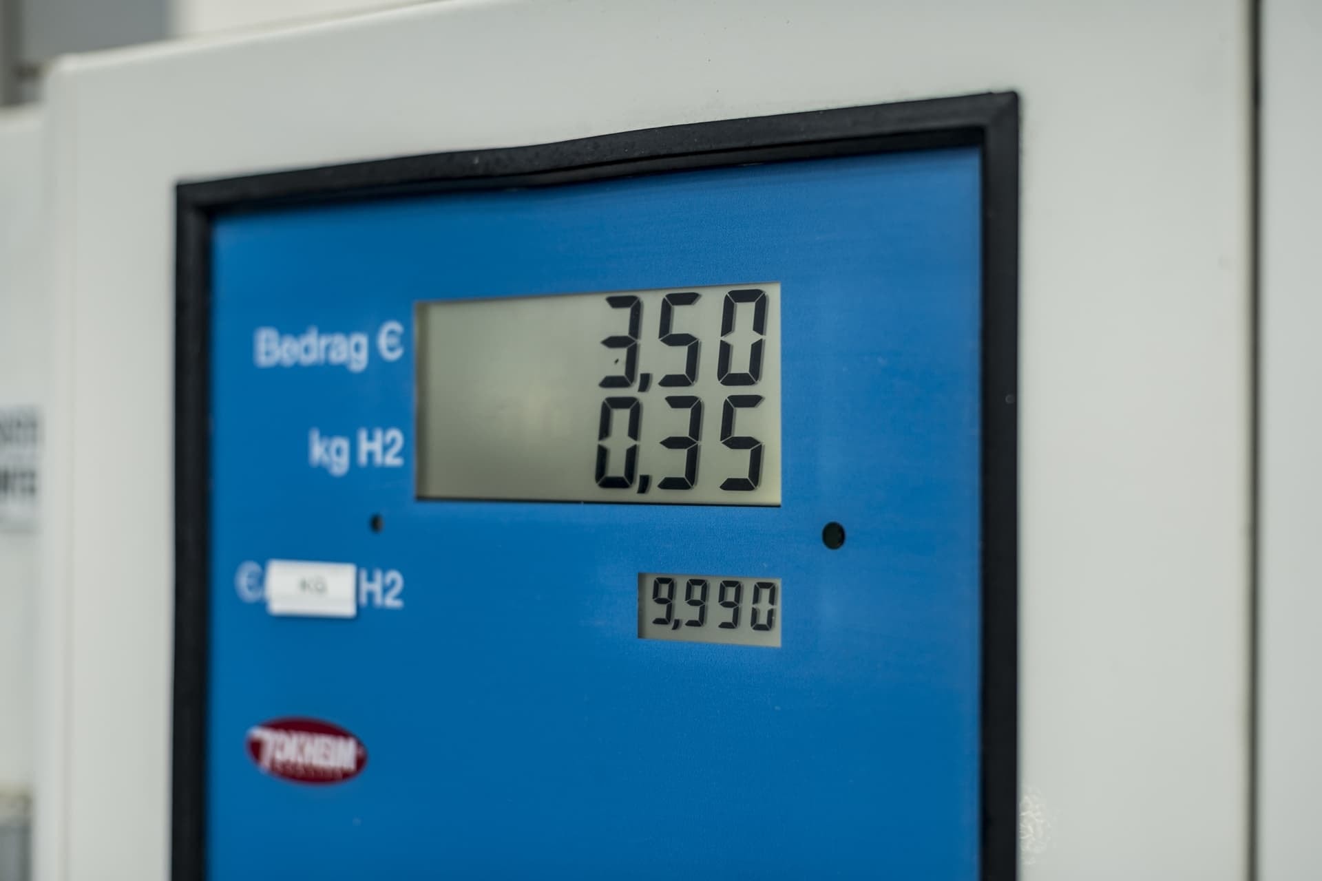 Pantalla de carga de hidrógeno en estación de servicio.