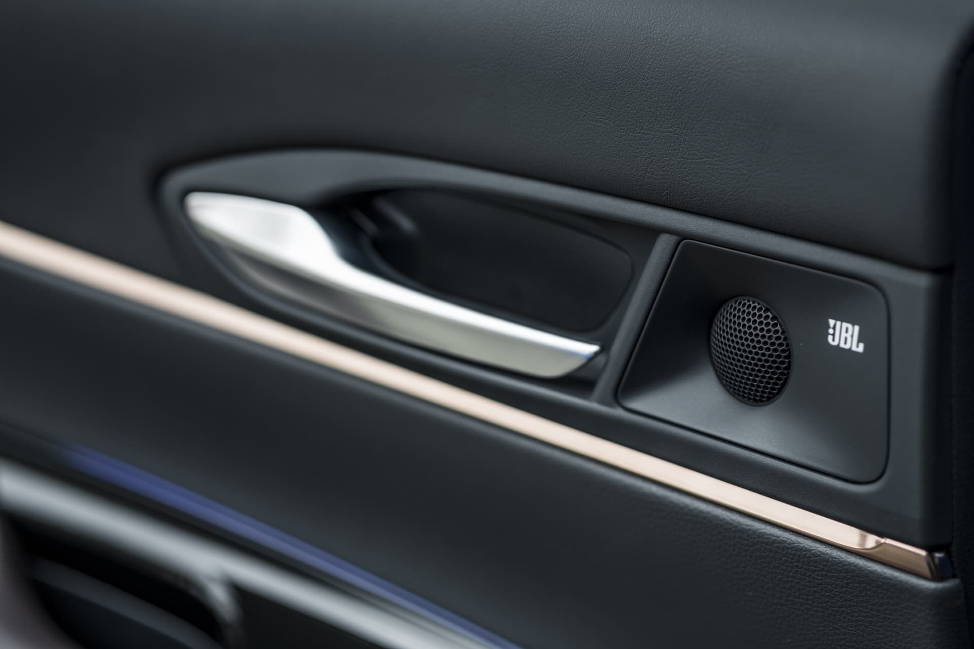 Detalle del sistema de audio JBL de alta fidelidad, integración perfecta en el espacio interior.