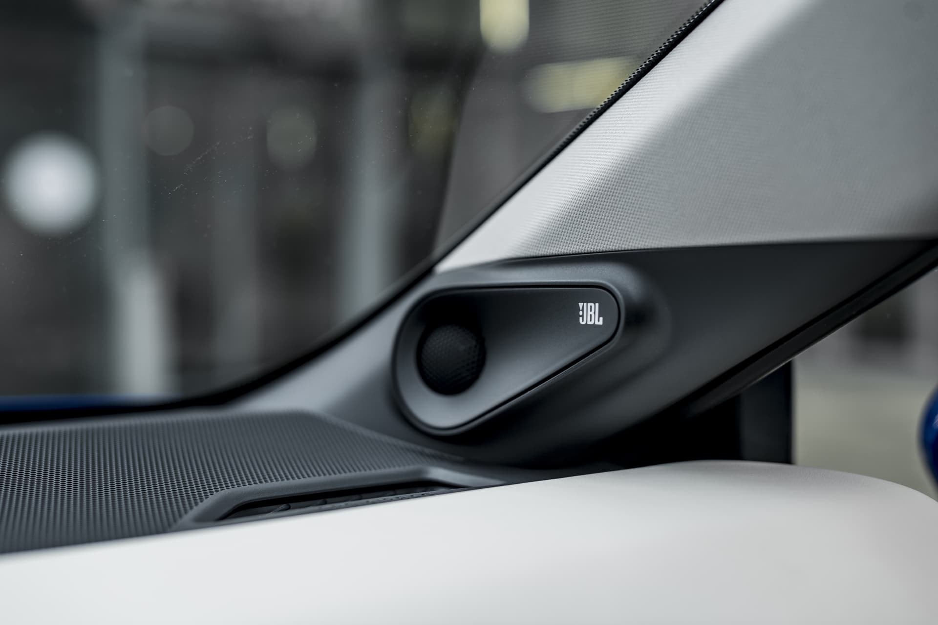 Altavoz JBL integrado en el diseño moderno de la puerta, simboliza calidad de sonido superior.