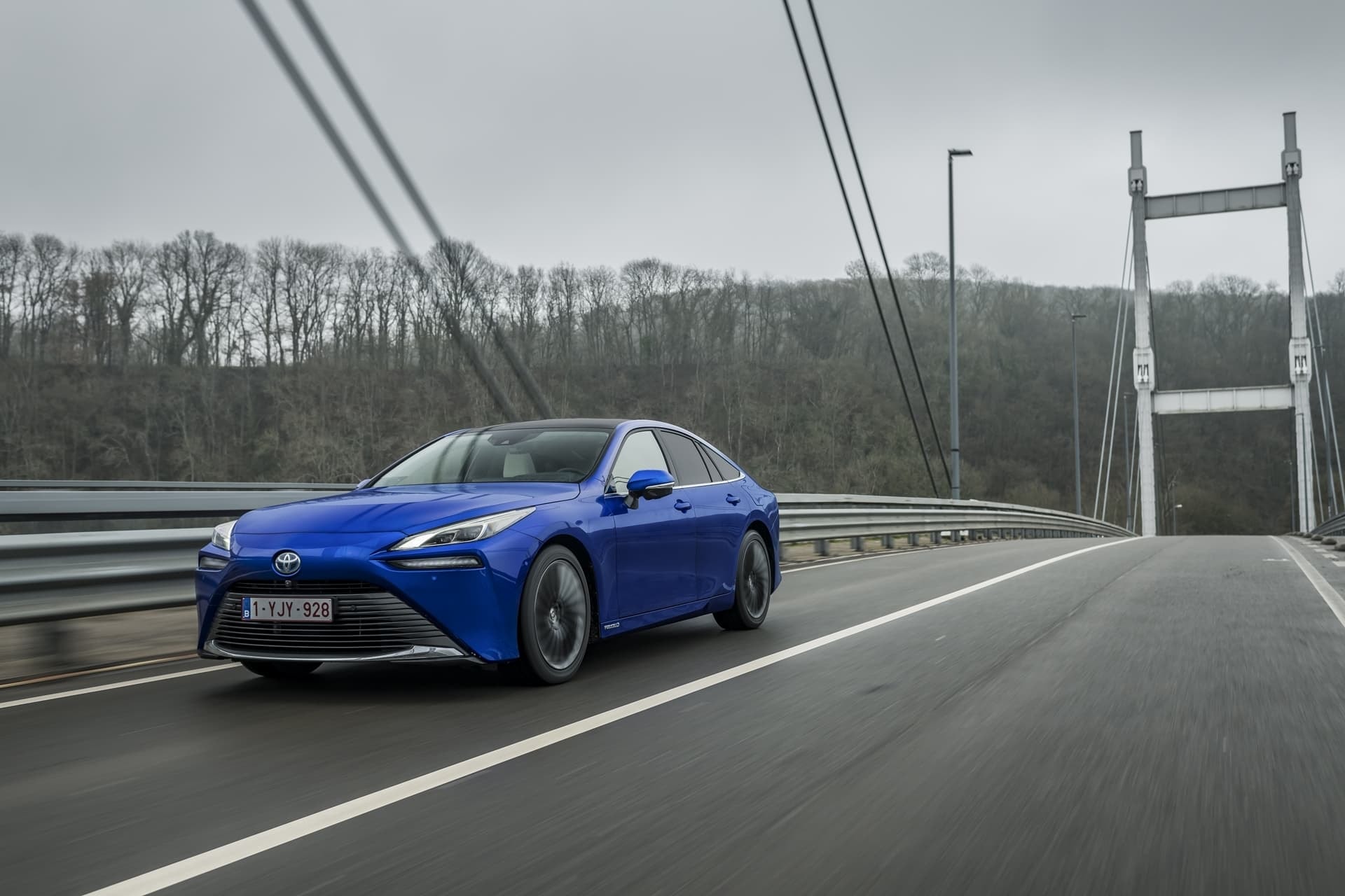 El Mirai en su esplendor: ángulo delantero que resalta su naturaleza innovadora.