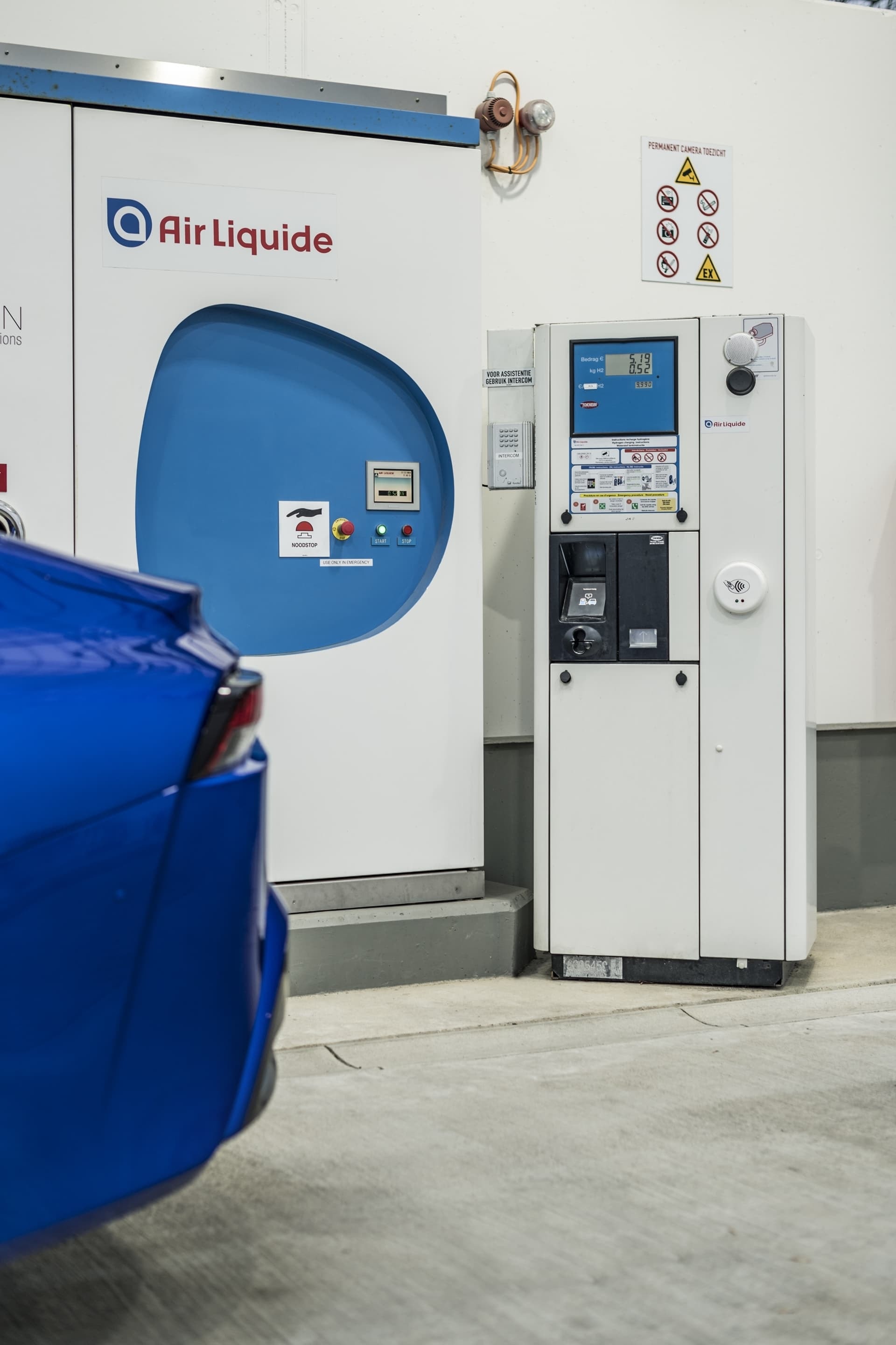 Toyota Mirai en estación de carga de hidrógeno, enfocando la parte trasera.