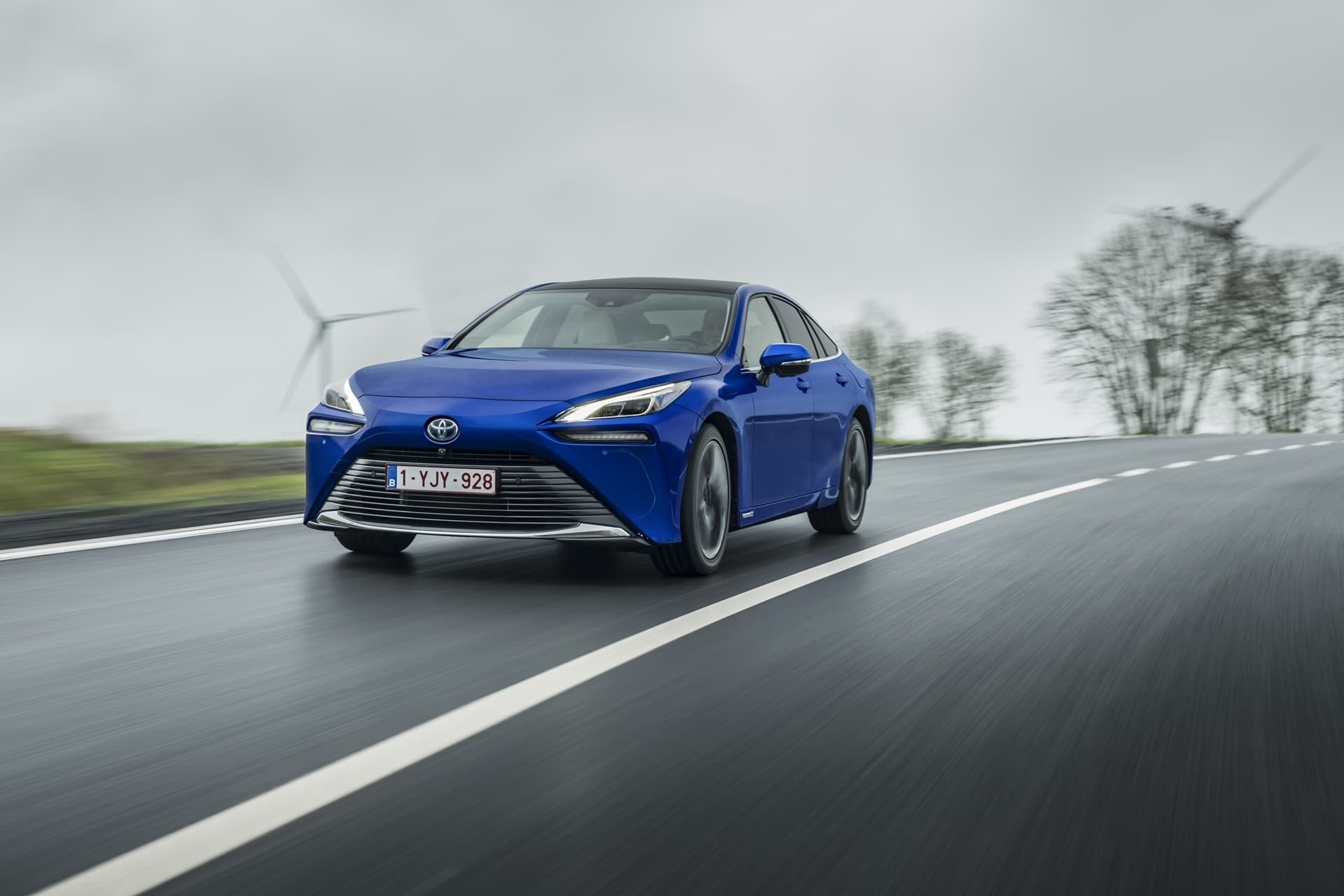 Imagen frontal del Mirai destacando su diseño vanguardista.