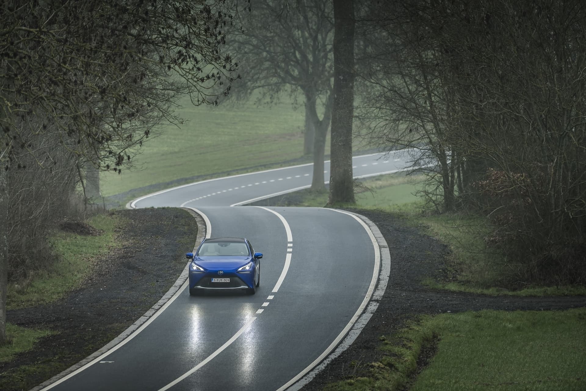 El Mirai en entorno forestal, demostrando su adaptabilidad y diseño.