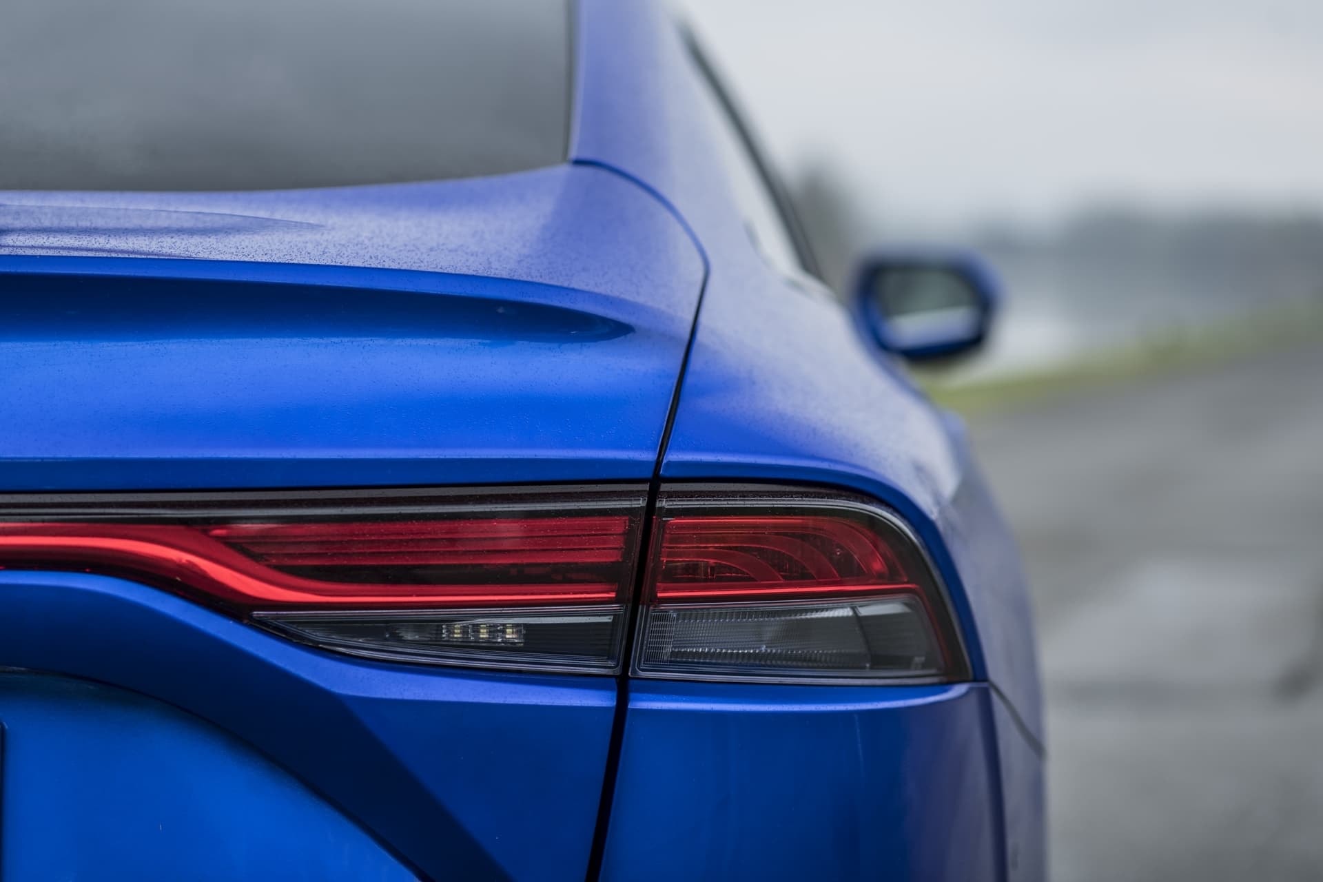 Vista detallada de las luces traseras del Toyota Mirai.