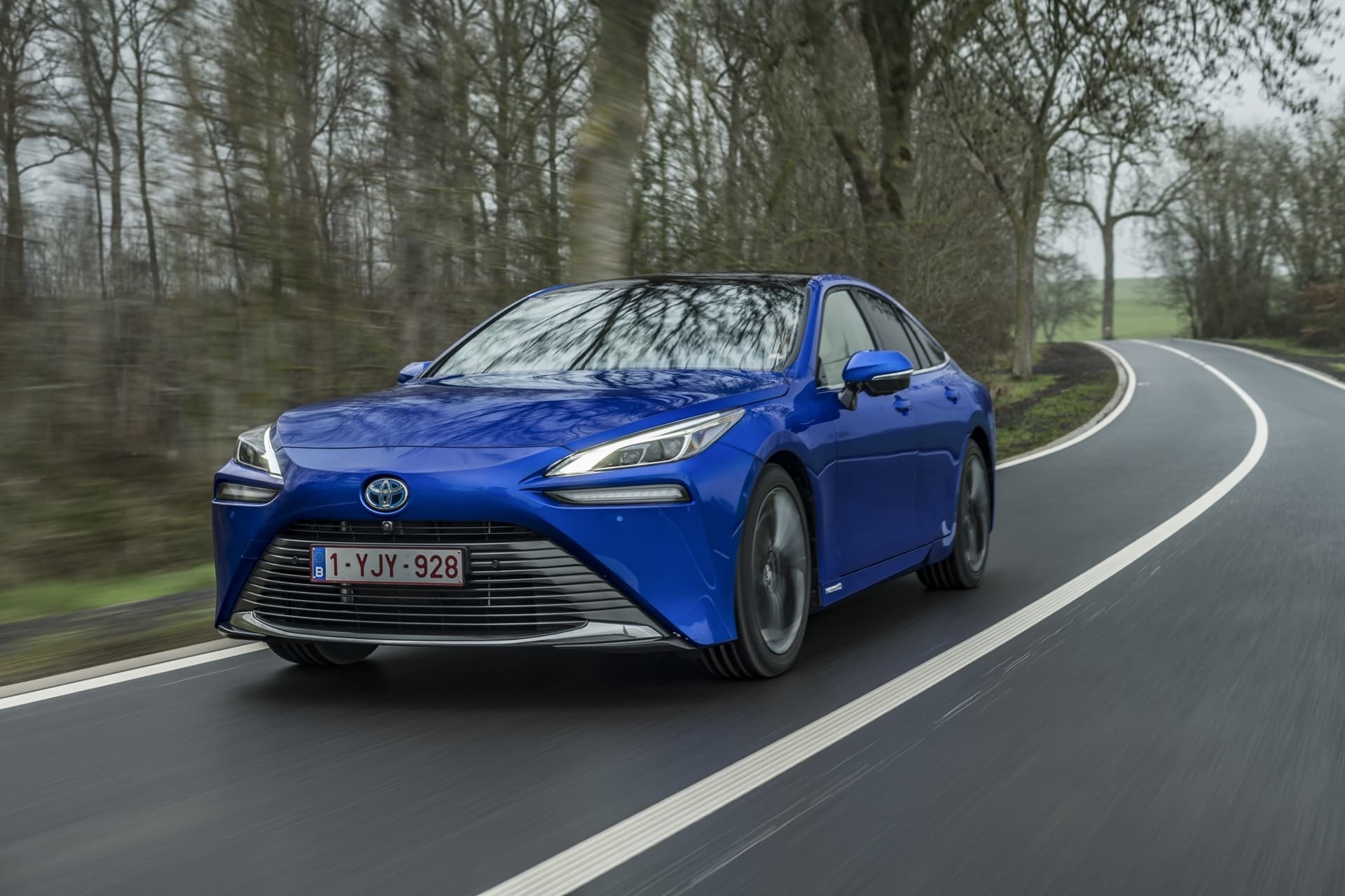 Mirai en acción, mostrando su frontal distintivo y aerodinámico.