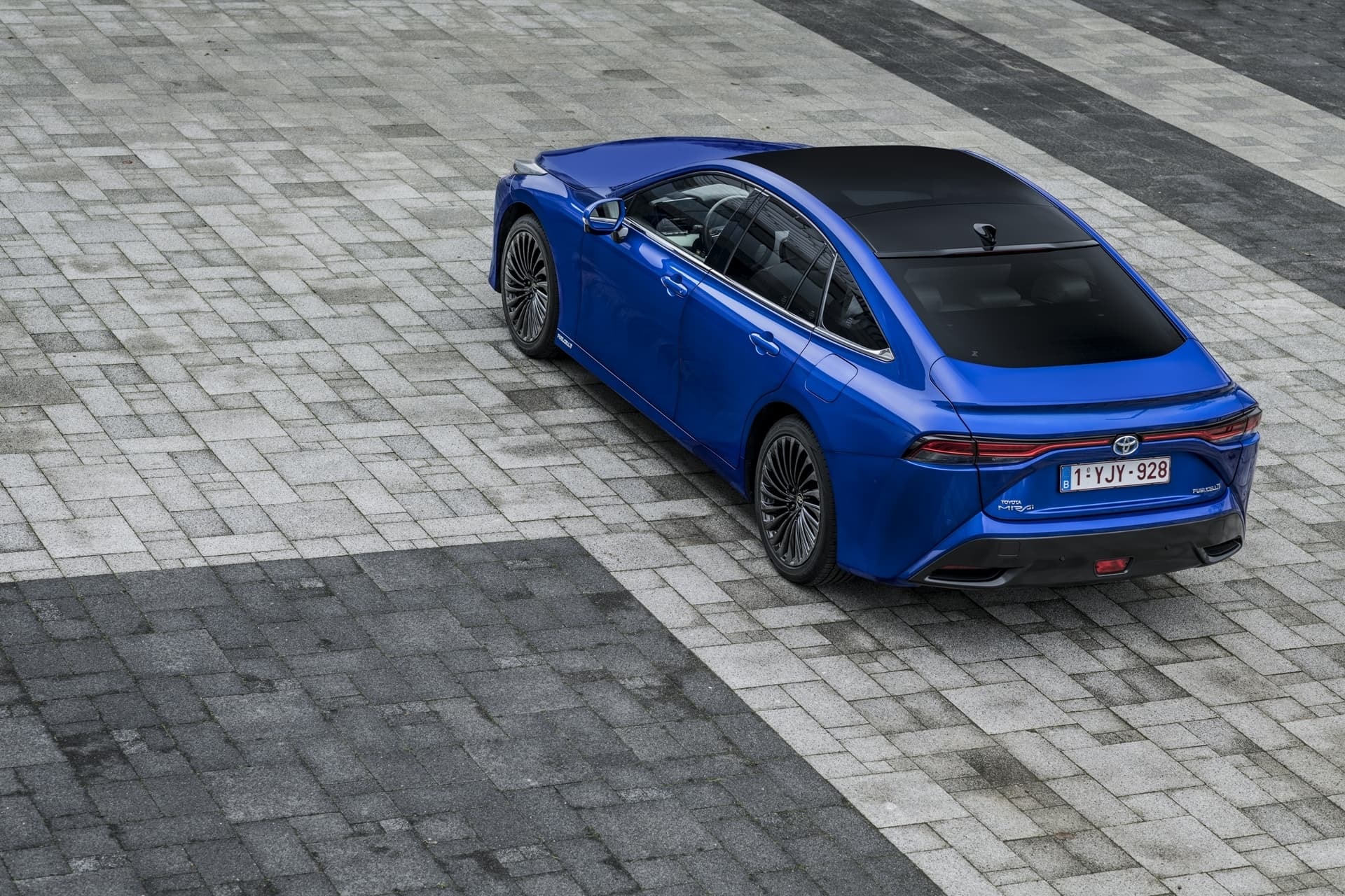 Ángulo trasero-lateral del Mirai, combinación de deportividad y elegancia.