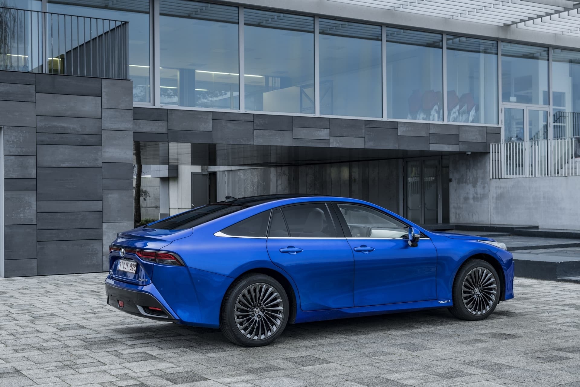 Vista trasera y lateral del Toyota Mirai destacando su línea aerodinámica.