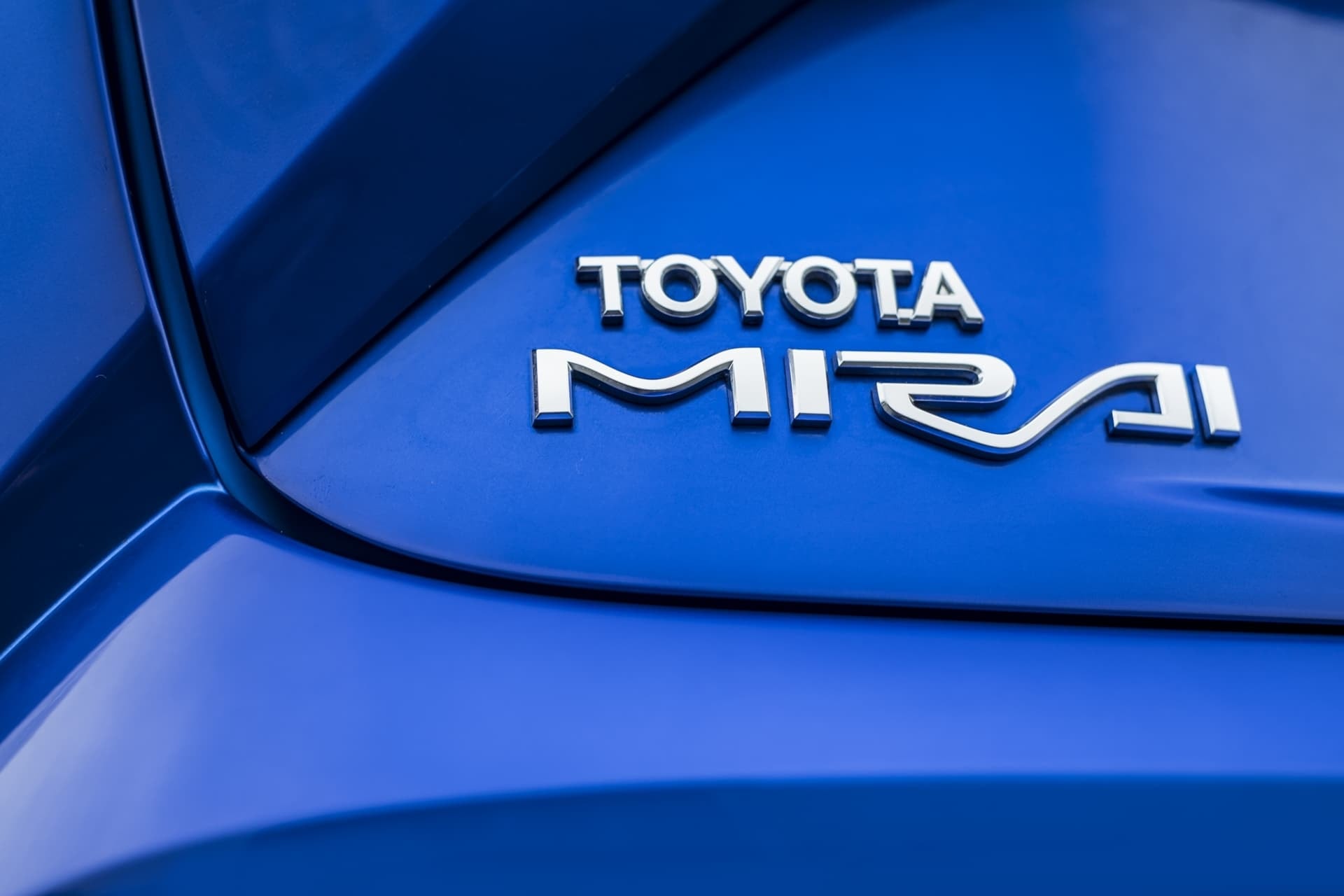 Emblema Toyota Mirai sobre carrocería azul
