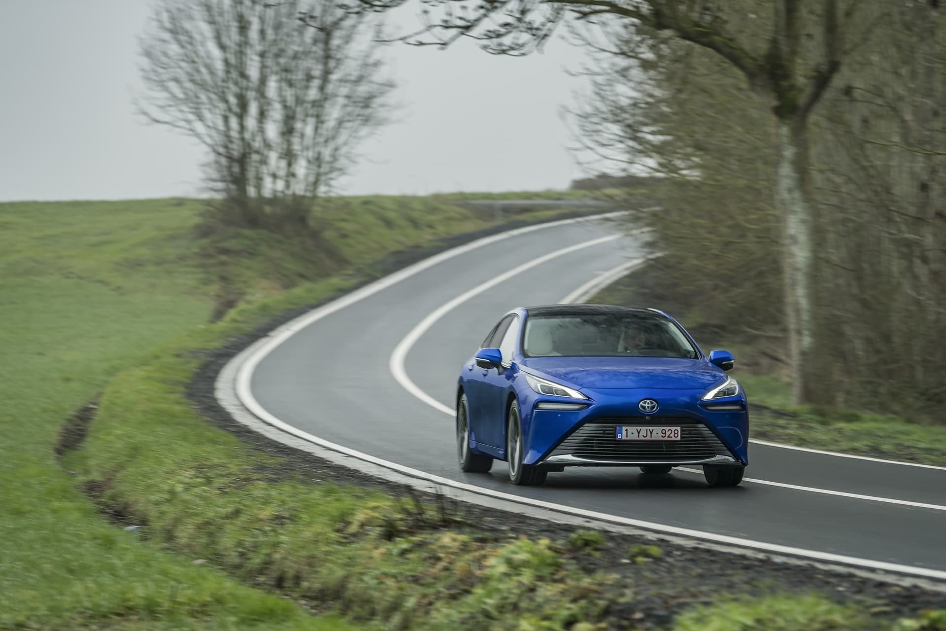 Perfil del Toyota Mirai tomando una curva con estilo y eficiencia.
