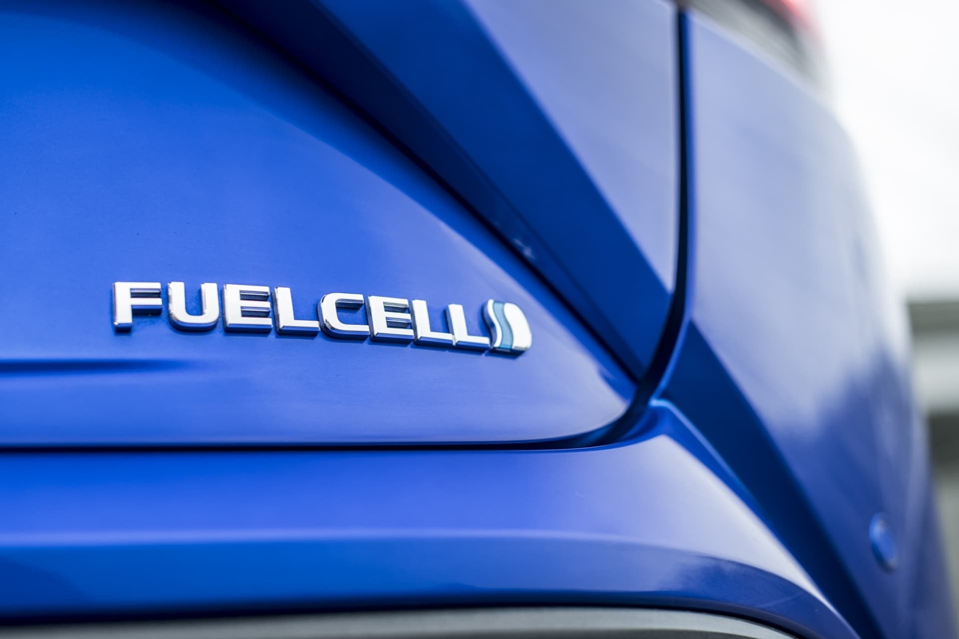 'FUELCELL' destacado en diseño trasero