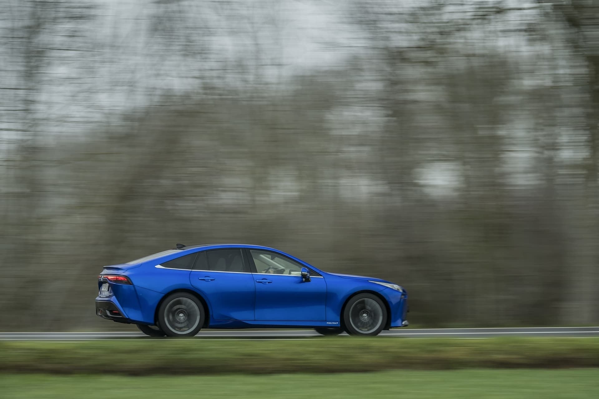 Perfil lateral del Toyota Mirai capturado en plena velocidad.