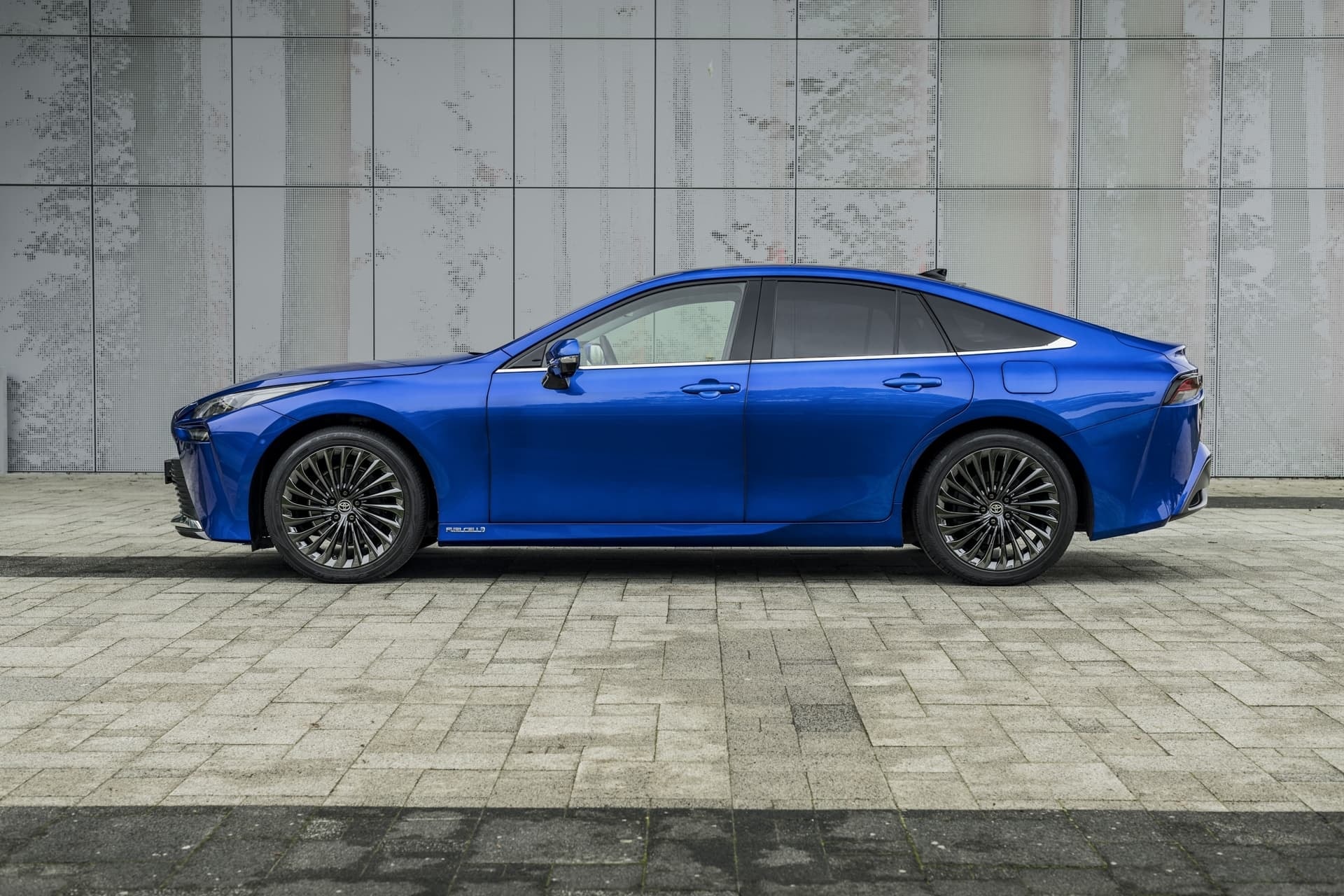 Perfil del Toyota Mirai que muestra su perfil bajo y líneas modernas.