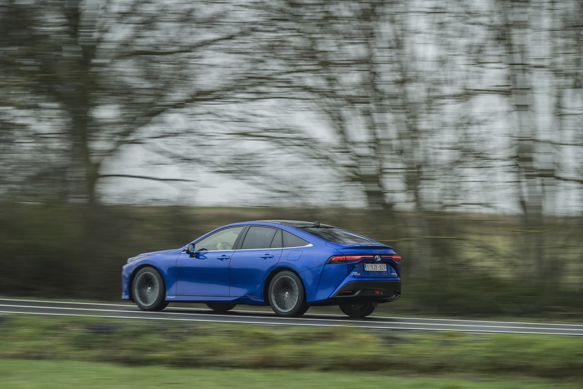 Vista lateral del Mirai enfocando la fluidez de su diseño en ruta abierta.