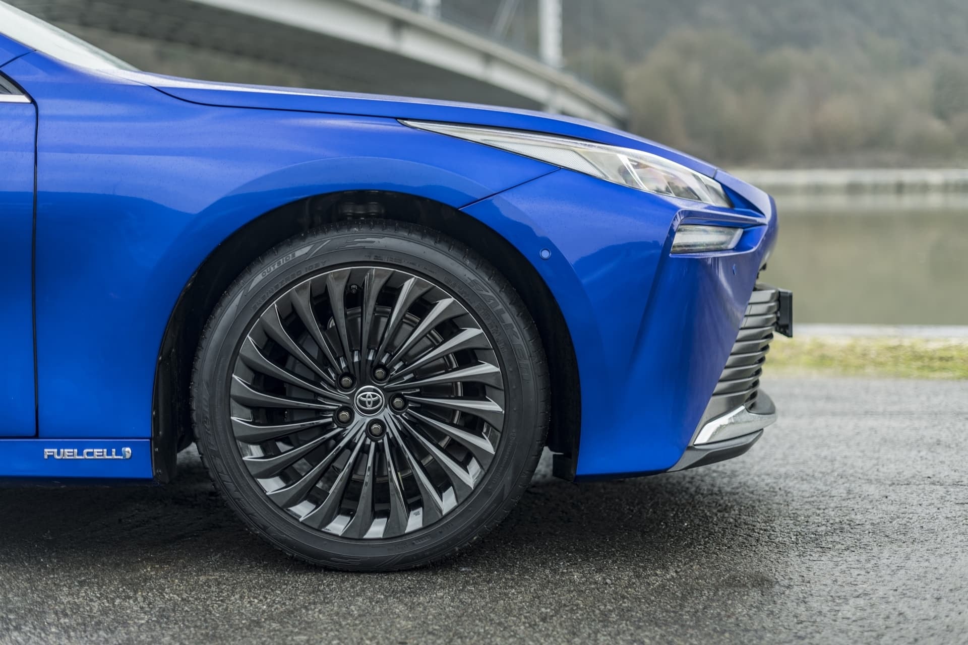 Primer plano de la llanta del Mirai, diseño sofisticado y tecnológico.