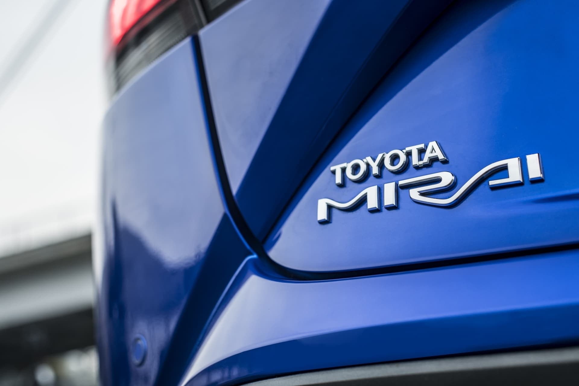 Logotipo Toyota Mirai en ángulo superior