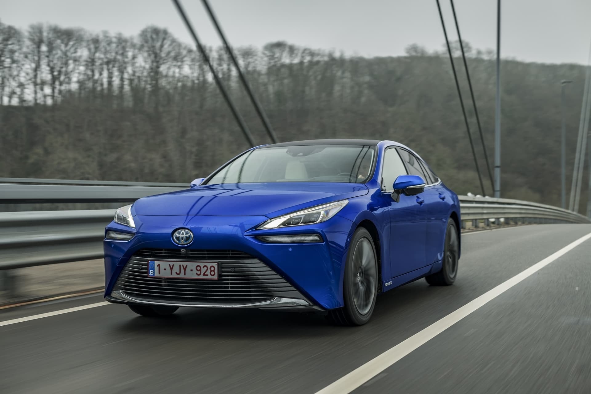 Ángulo frontal-lateral del Mirai evidenciando su diseño aerodinámico.