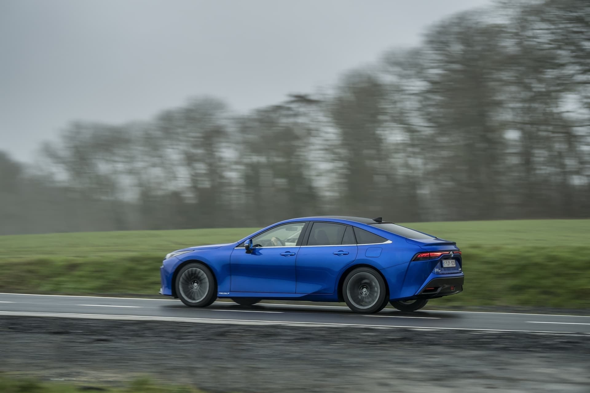 Perfil del Toyota Mirai con énfasis en sus líneas dinámicas y llantas.