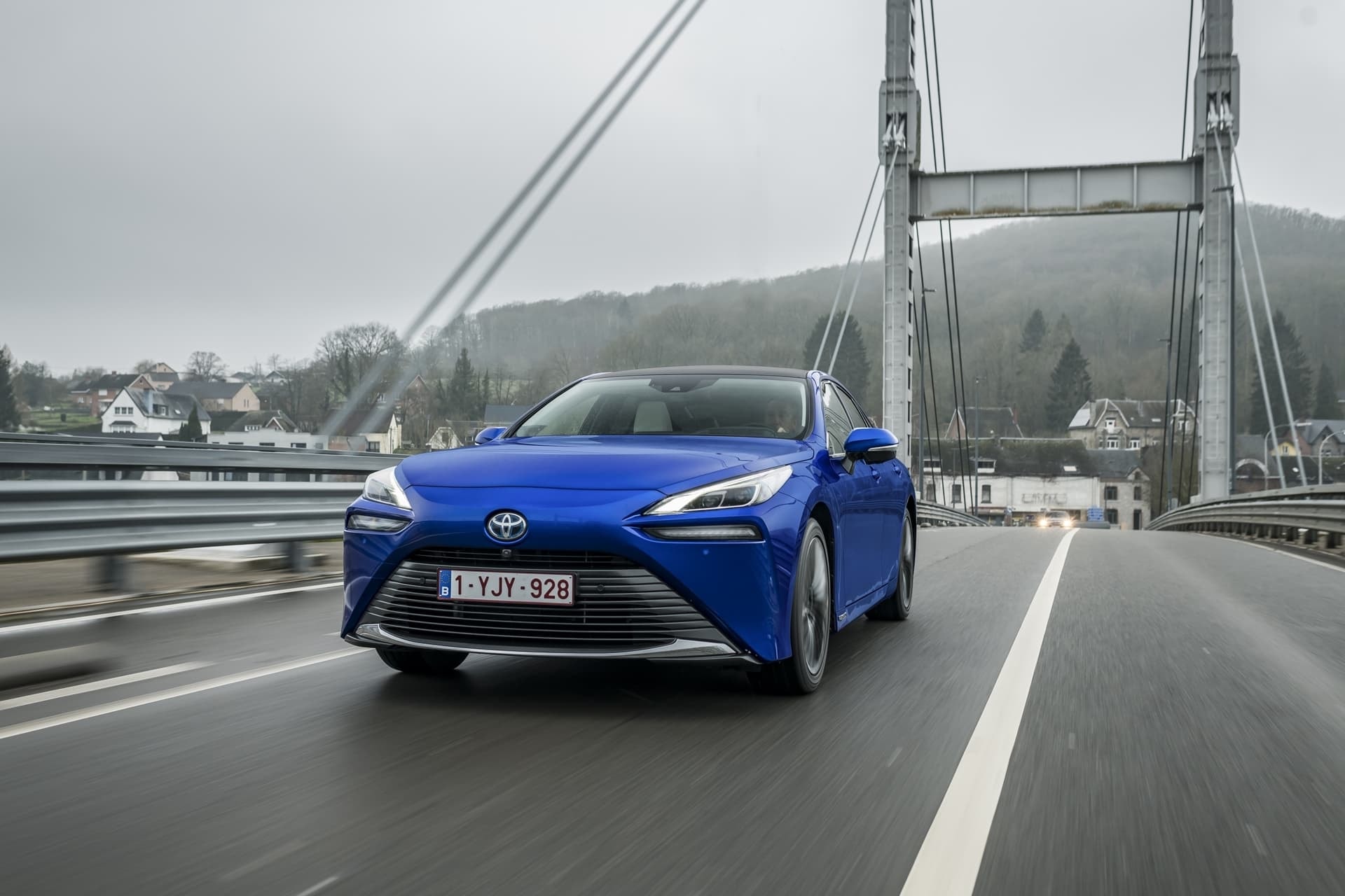 El Toyota Mirai cruzando un puente, demostrando su capacidad de conducción.