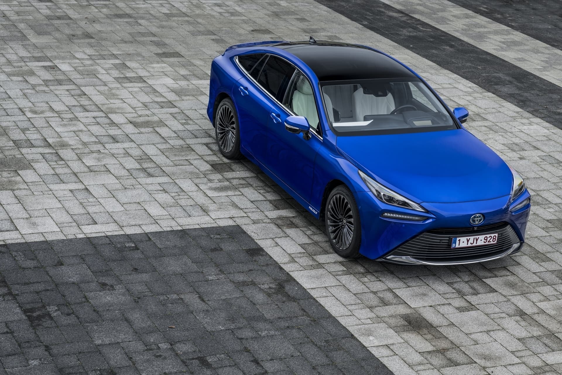 Toyota Mirai en un hábitat urbano, reflejando el dinamismo de la ciudad.