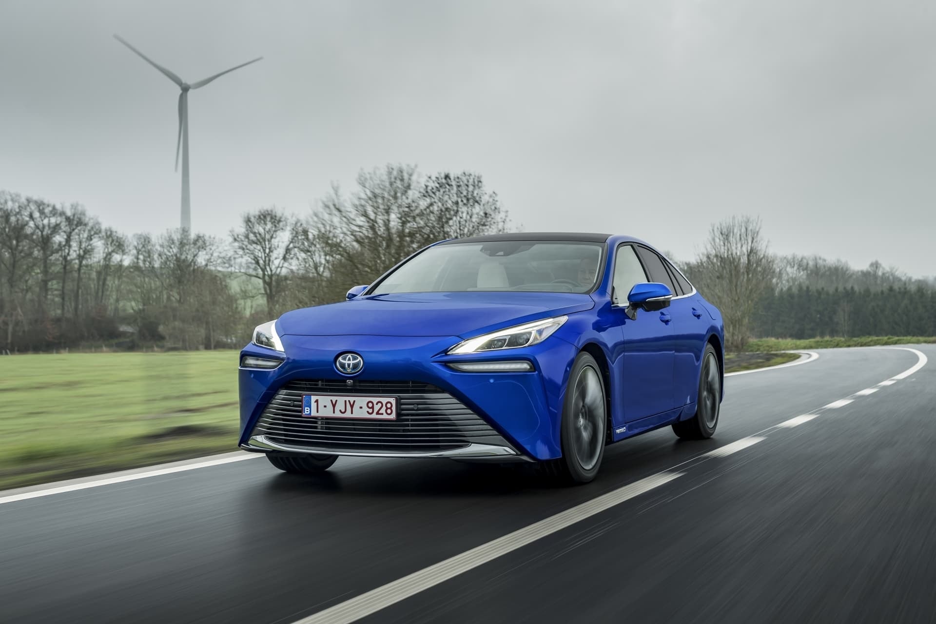 Silueta frontal dinámica del Toyota Mirai en movimiento.