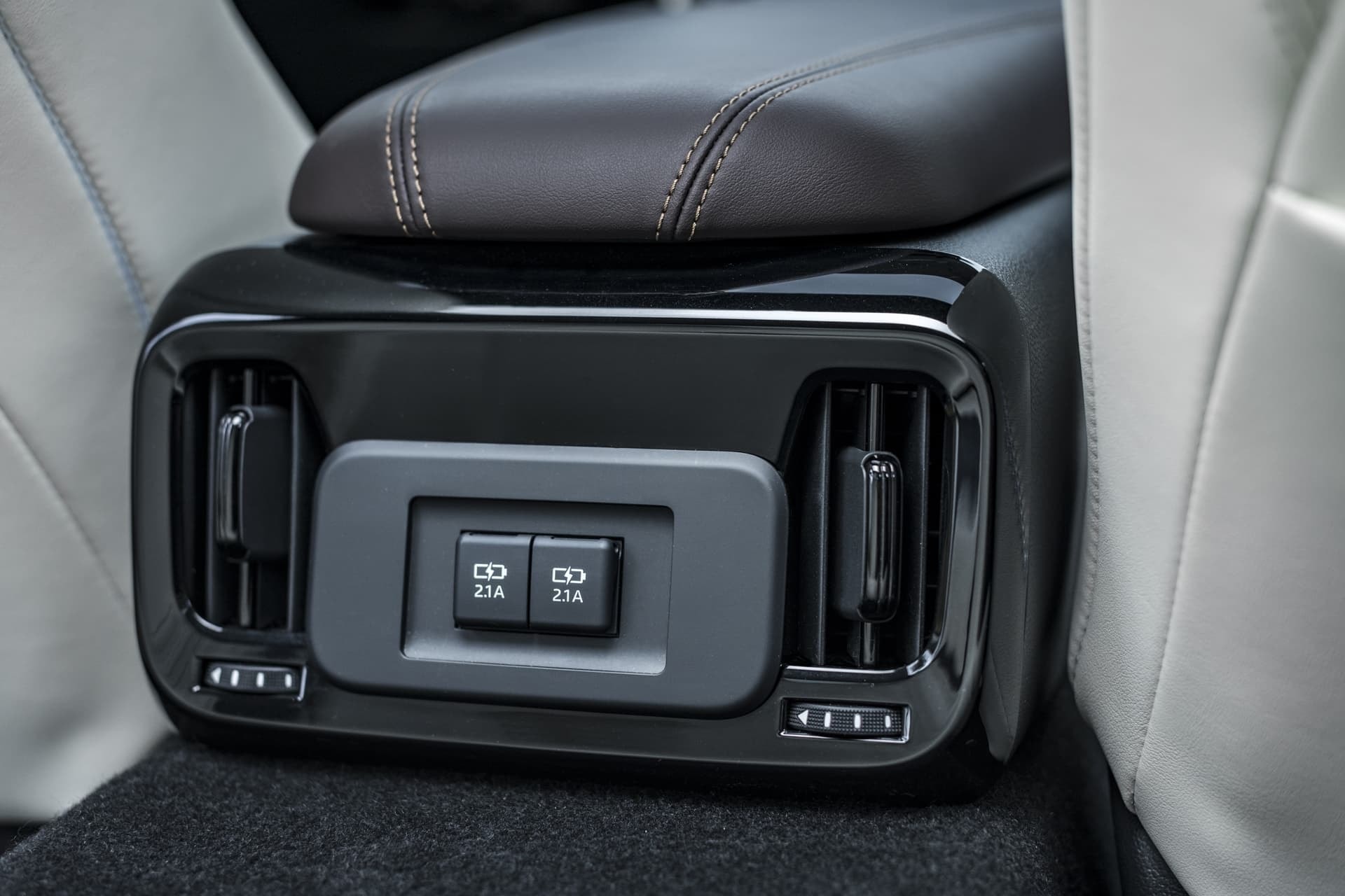 Ventilación trasera y puertos USB para la comodidad de los pasajeros, diseño centrado en el usuario.