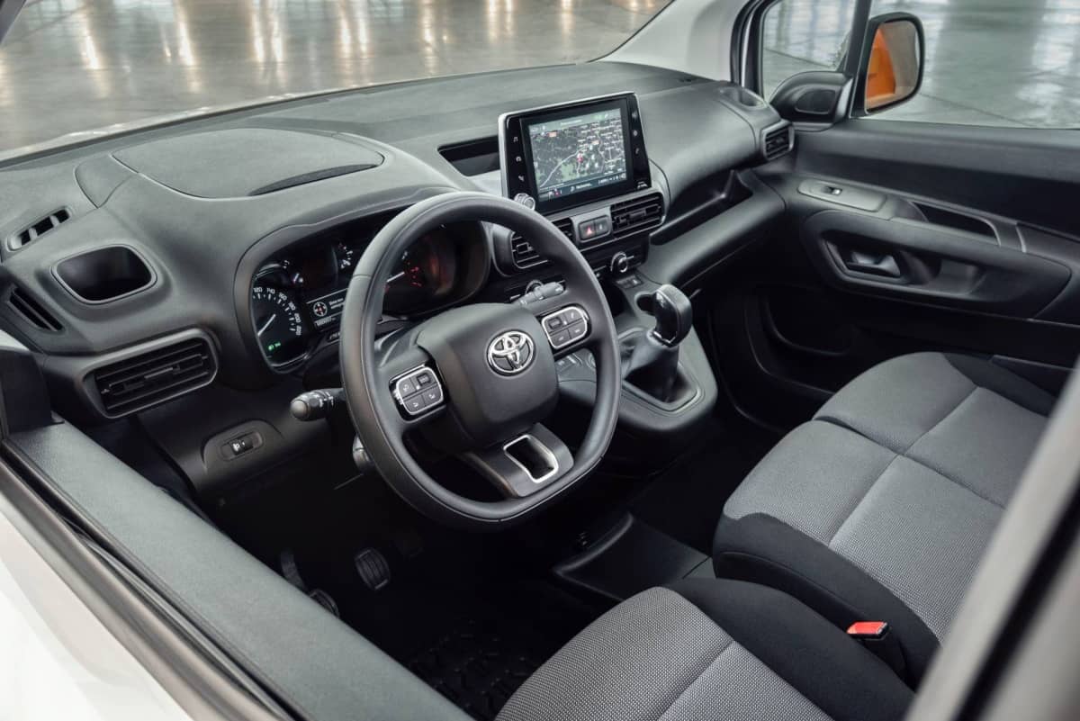 Habitáculo del conductor mostrando volante y asientos.