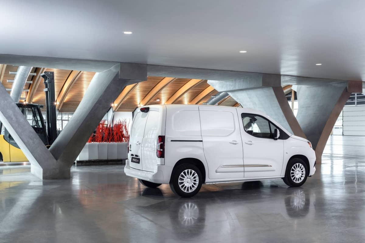 Lateral del ProAce City Van estacionado en un entorno urbano.