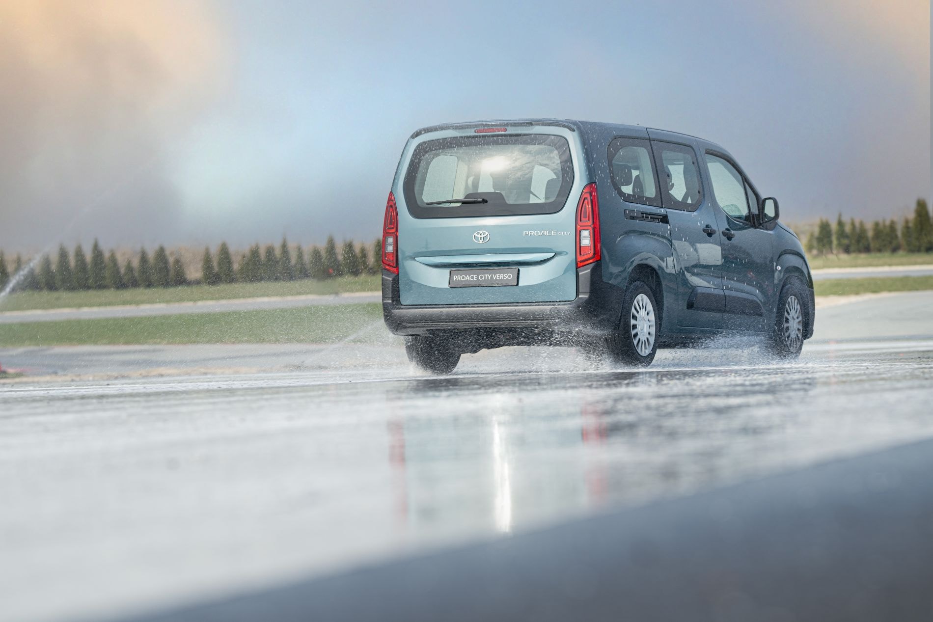 Controles del interior, destacando funcionalidad y diseño.