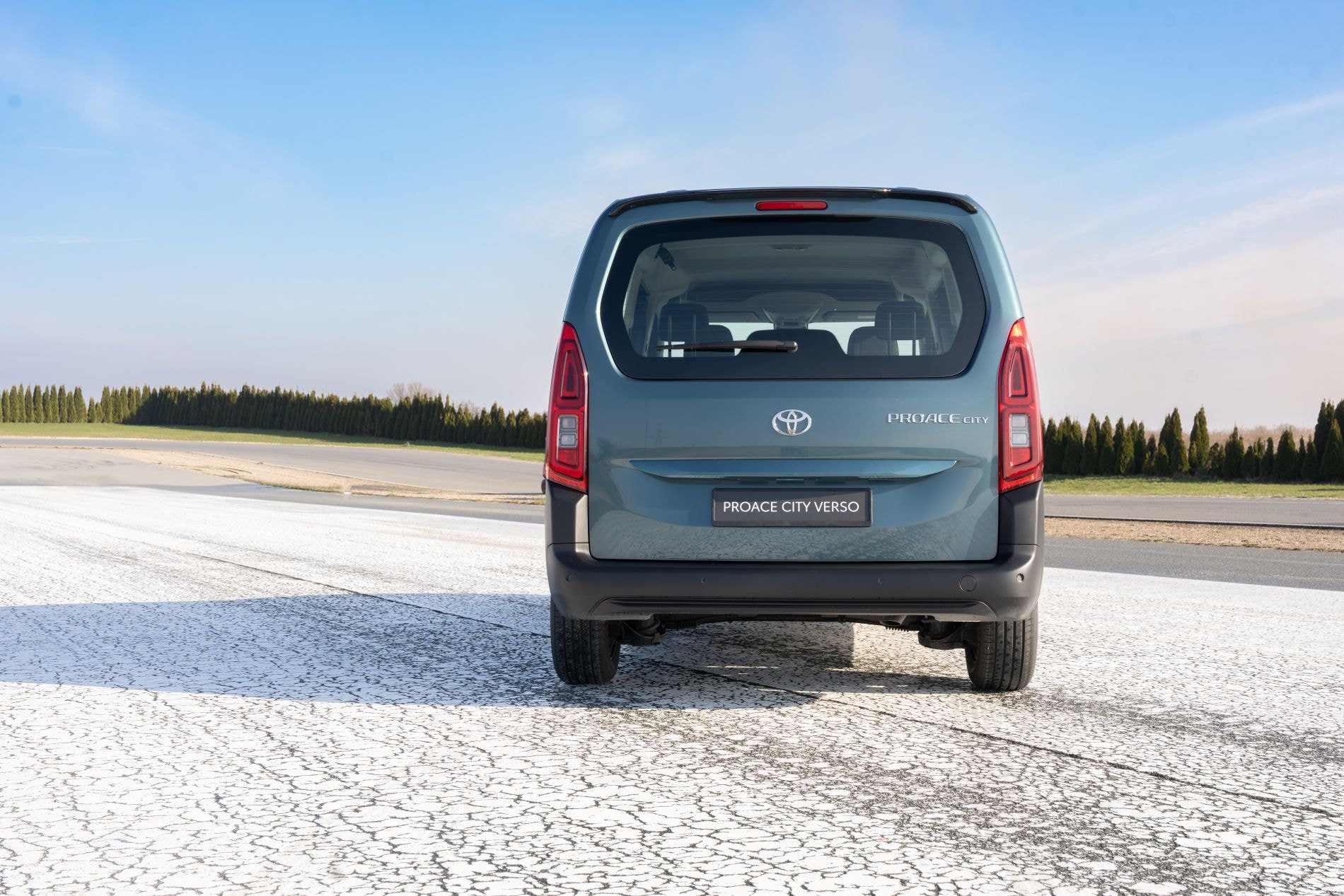Vista cercana de controles en el interior del Toyota ProAce City Verso.