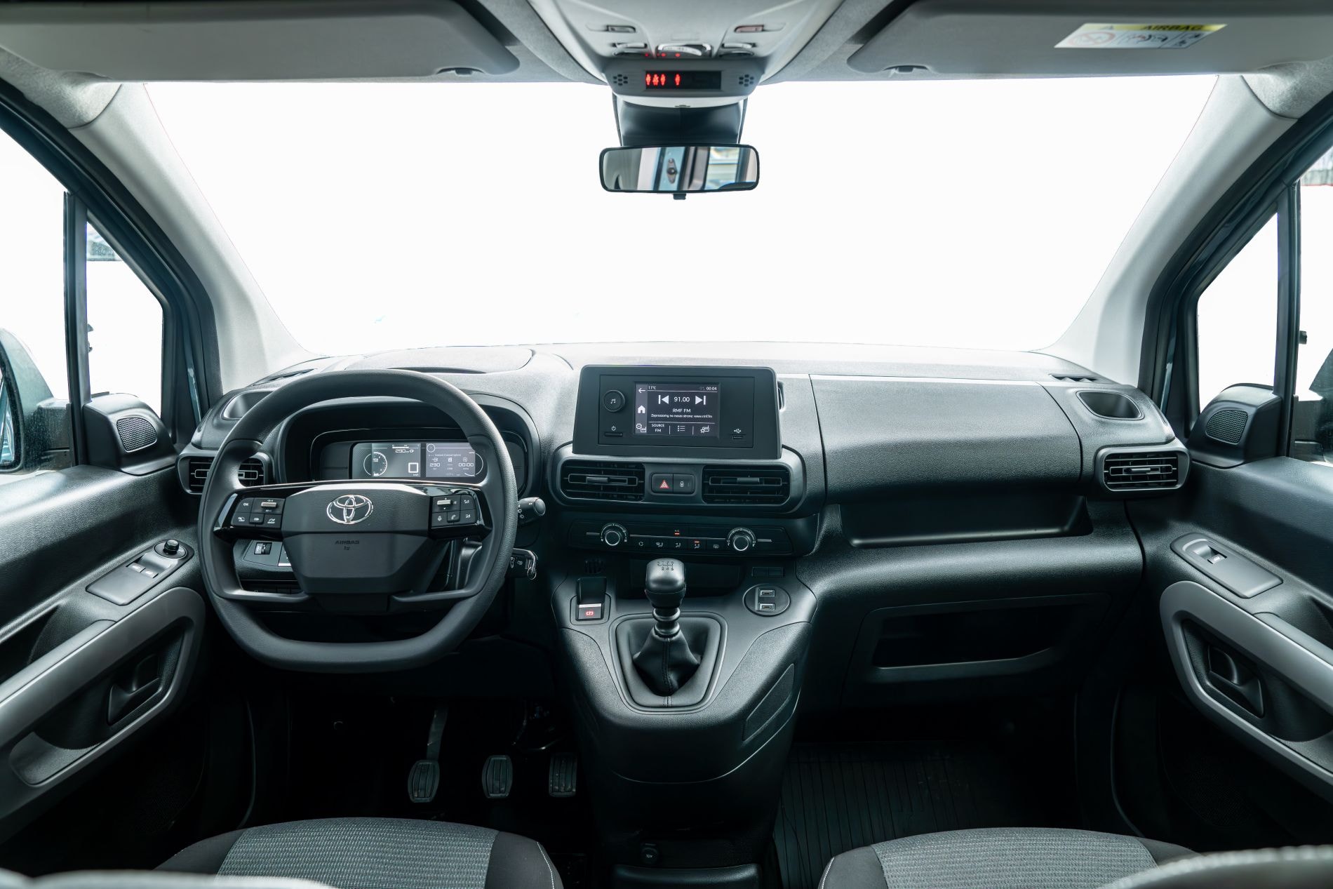 Toyota ProAce City Verso en movimiento, destacando su dinámica.