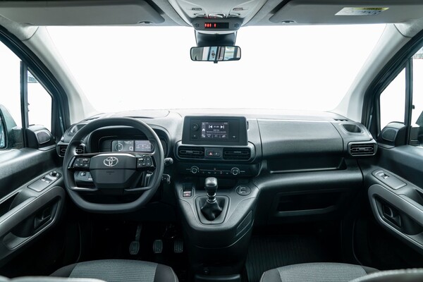 Toyota ProAce City Verso en movimiento, destacando su dinámica. Toyota ProAce City Verso en movimiento, destacando su dinámica.