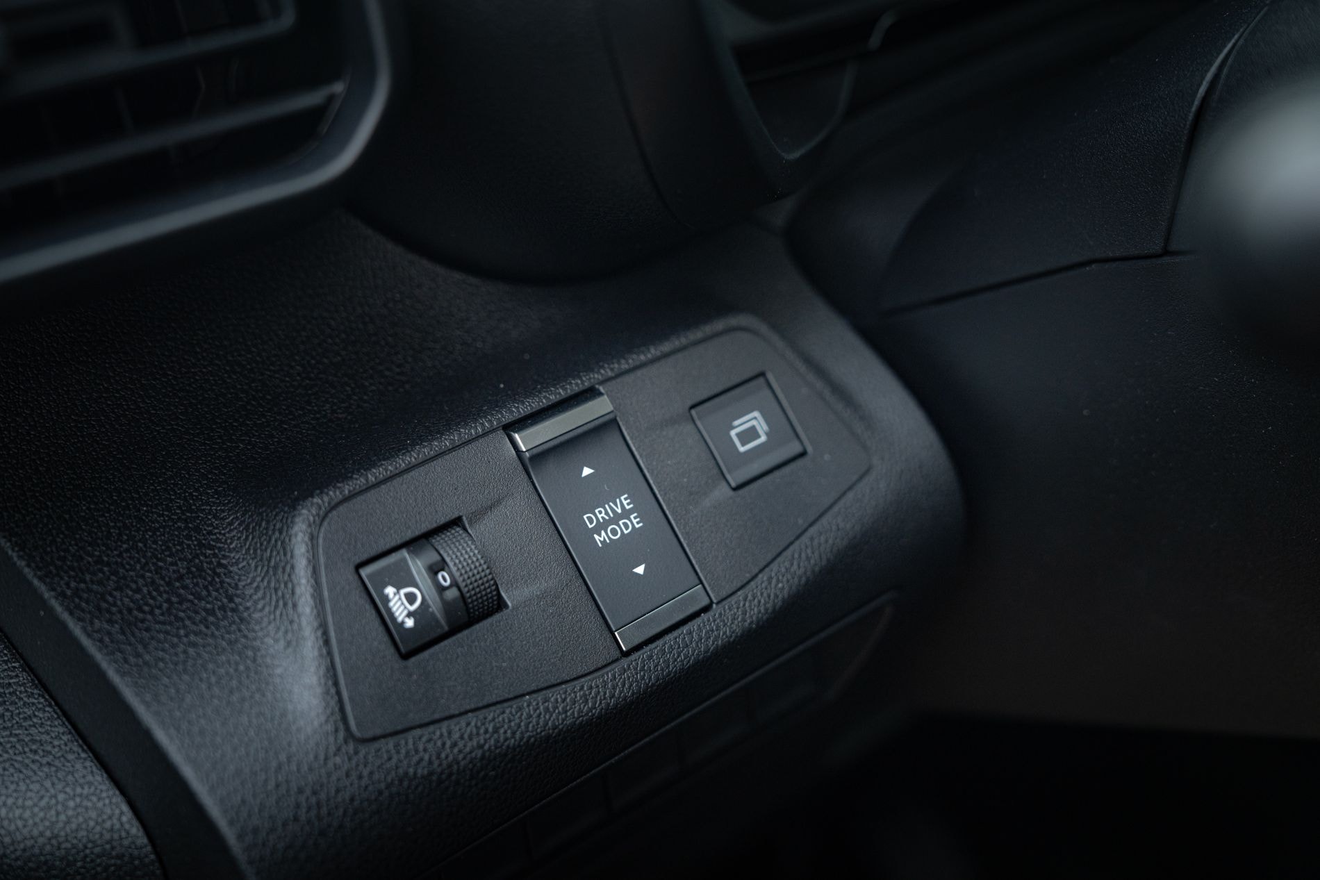 Impresionante vista frontal del Toyota ProAce City Verso en acción.