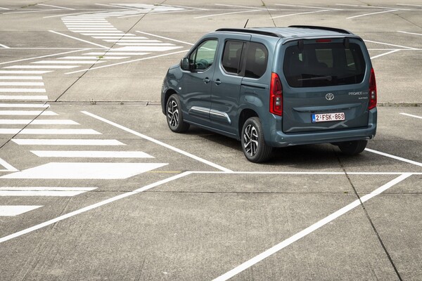Interior del Toyota ProAce City Verso, con asientos cómodos y diseño ergonómico. Interior del Toyota ProAce City Verso, con asientos cómodos y diseño ergonómico.