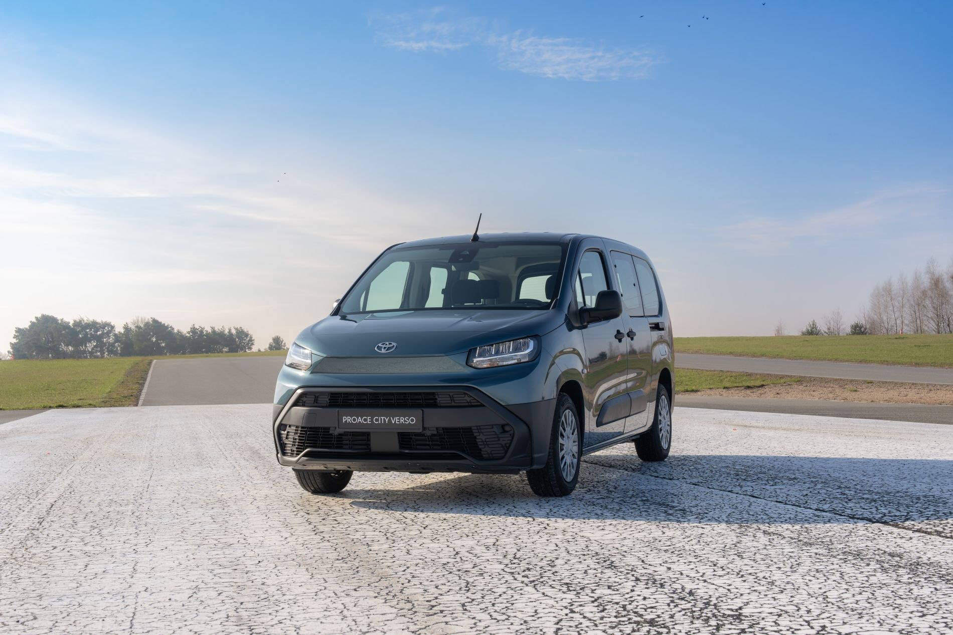 Pantalla táctil con opciones de configuración y entretenimiento.