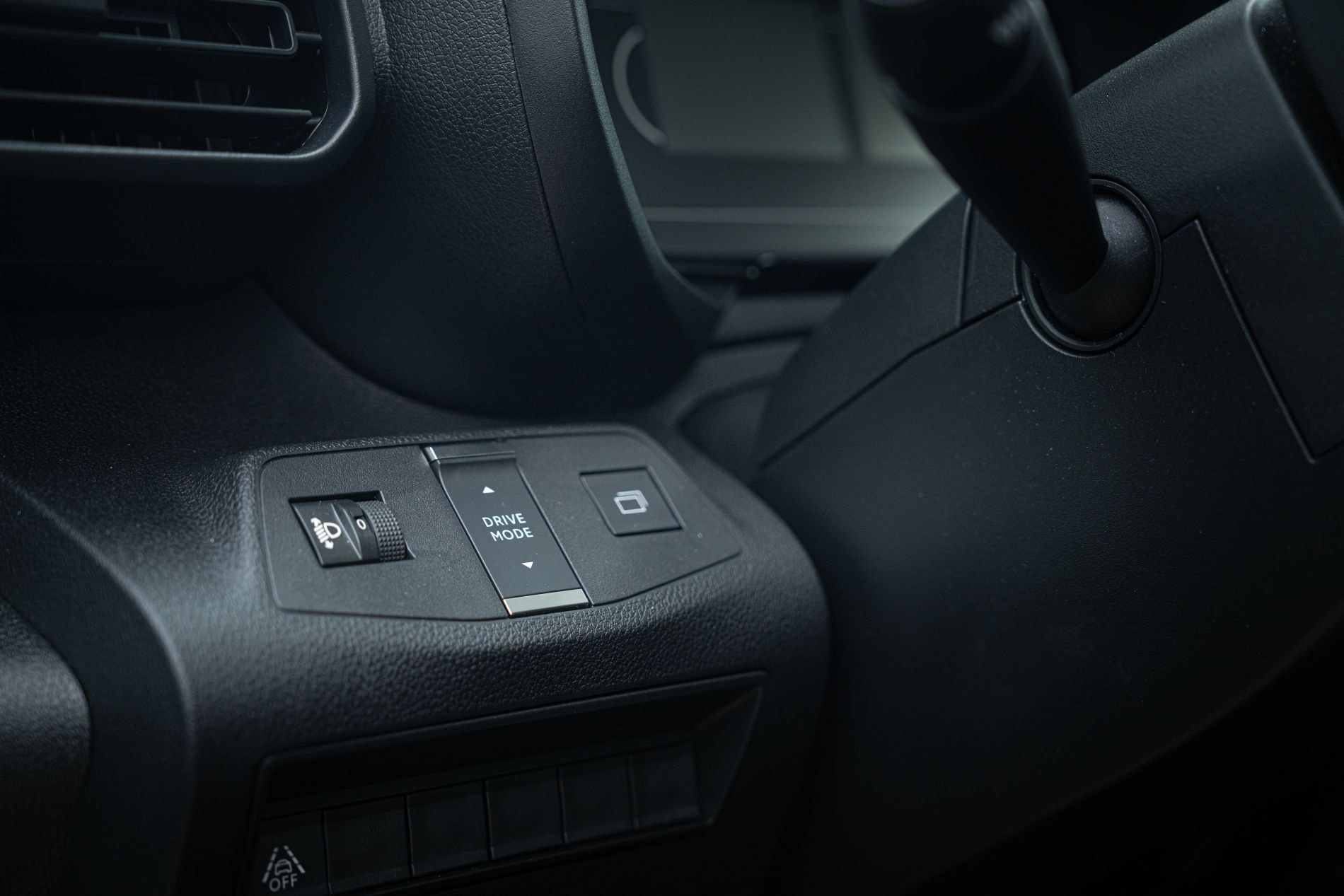 Lateral del Toyota ProAce City Verso sobre carretera, proyectando estabilidad y estilo.