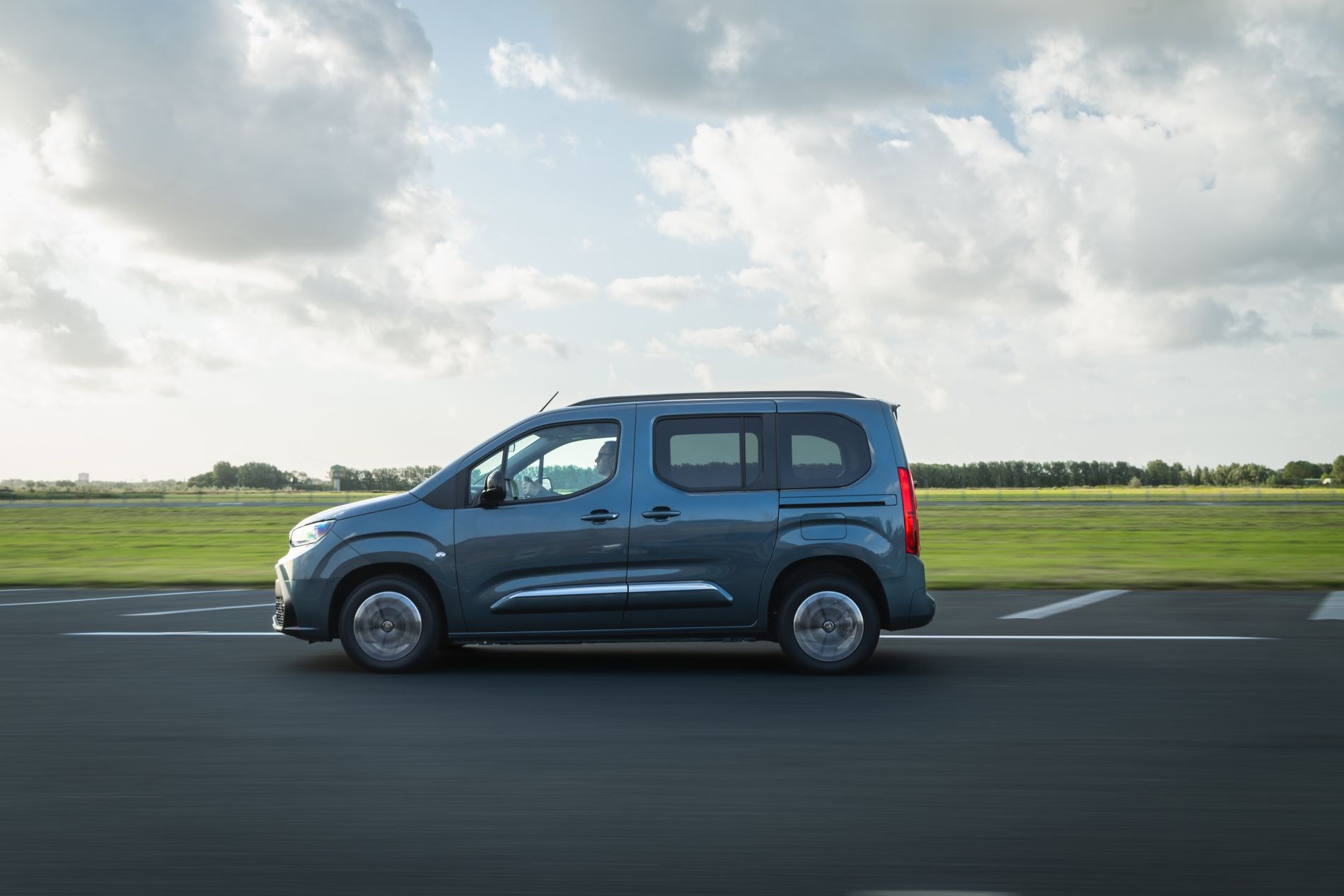 Vista dinámica del Toyota ProAce City Verso en un circuito, resaltando su agilidad.