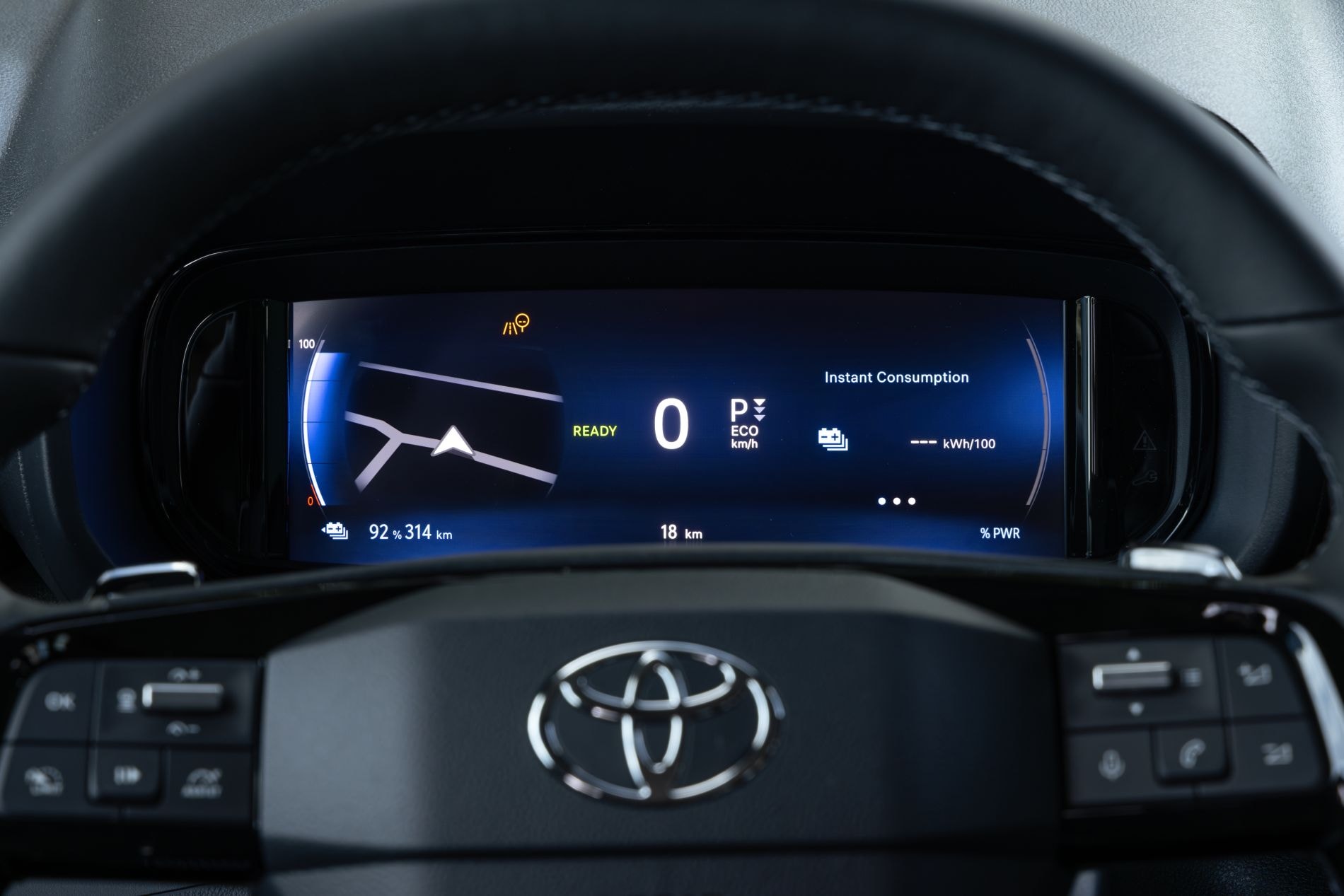 Vista trasera del Toyota ProAce City Verso estacionado, mostrando su diseño práctico.