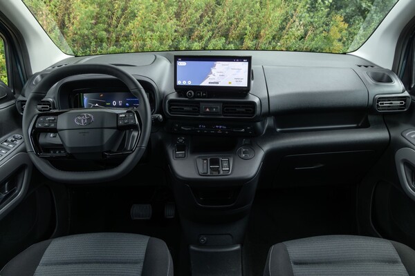 Perfil lateral del Toyota ProAce City Verso, destacando líneas modernas y funcionales. Perfil lateral del Toyota ProAce City Verso, destacando líneas modernas y funcionales.