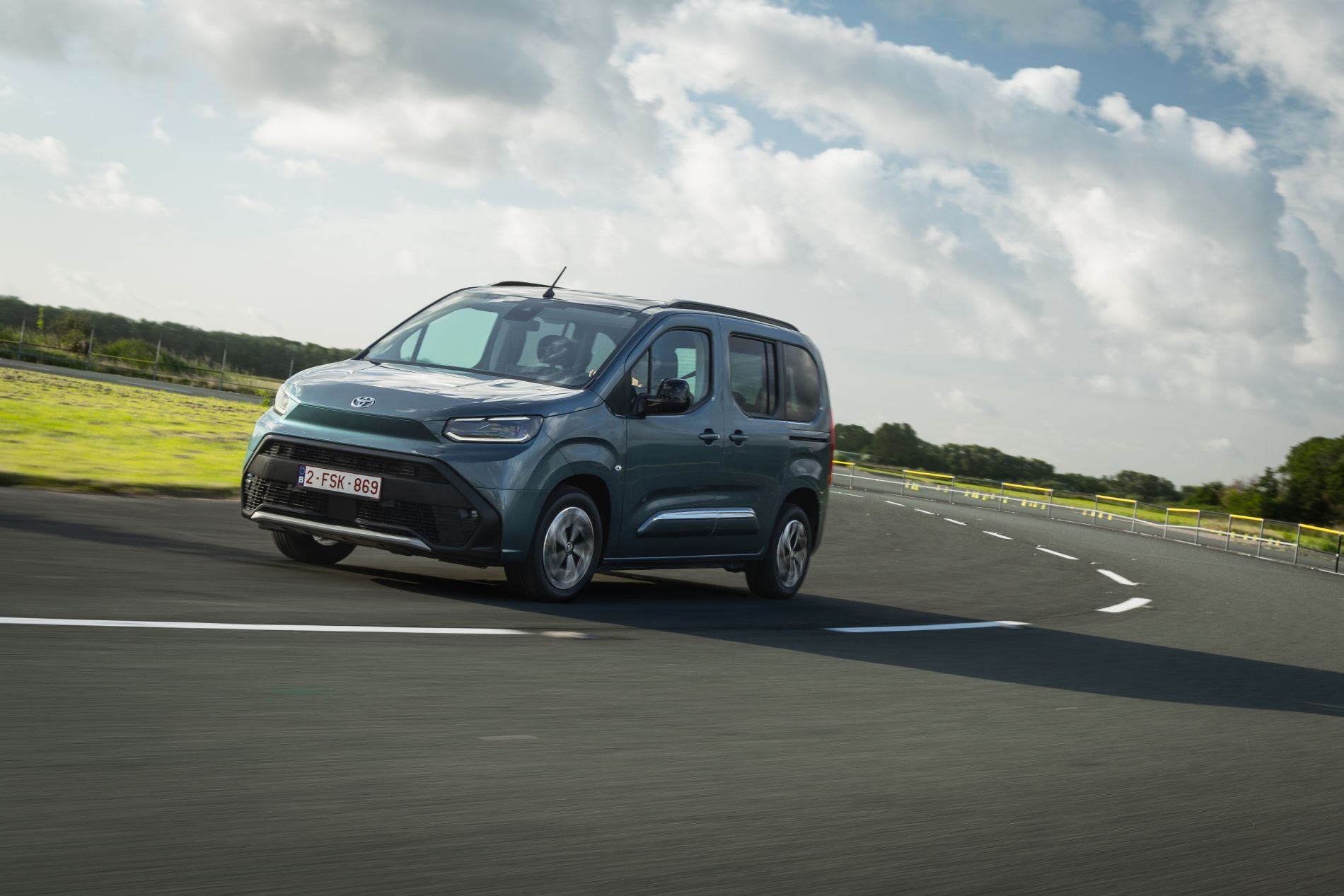 El Toyota ProAce City Verso en acción bajo la lluvia, mostrando su diseño robusto.