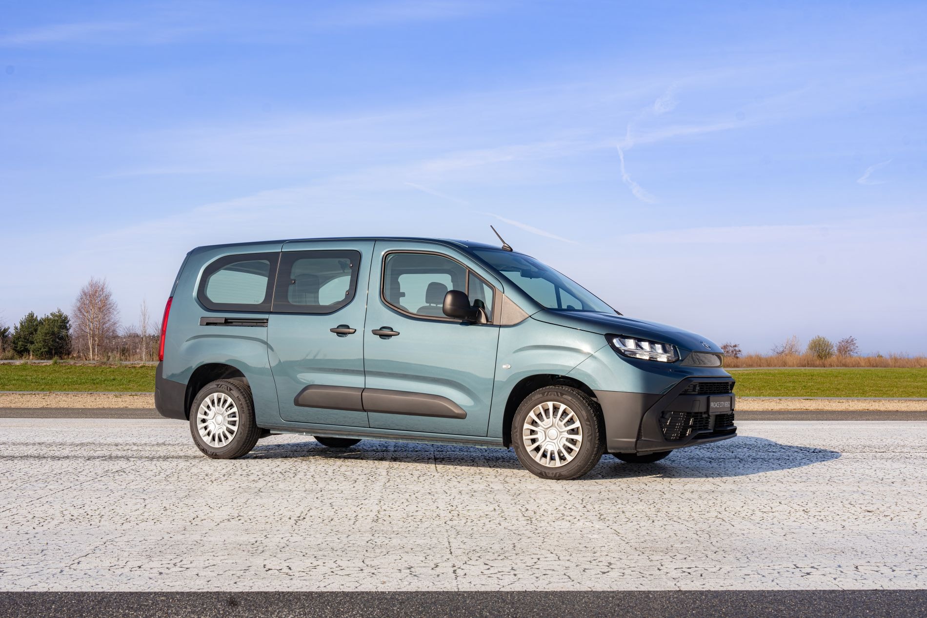 Vista lateral del Toyota ProAce City Verso, destacando su diseño práctico y funcional.