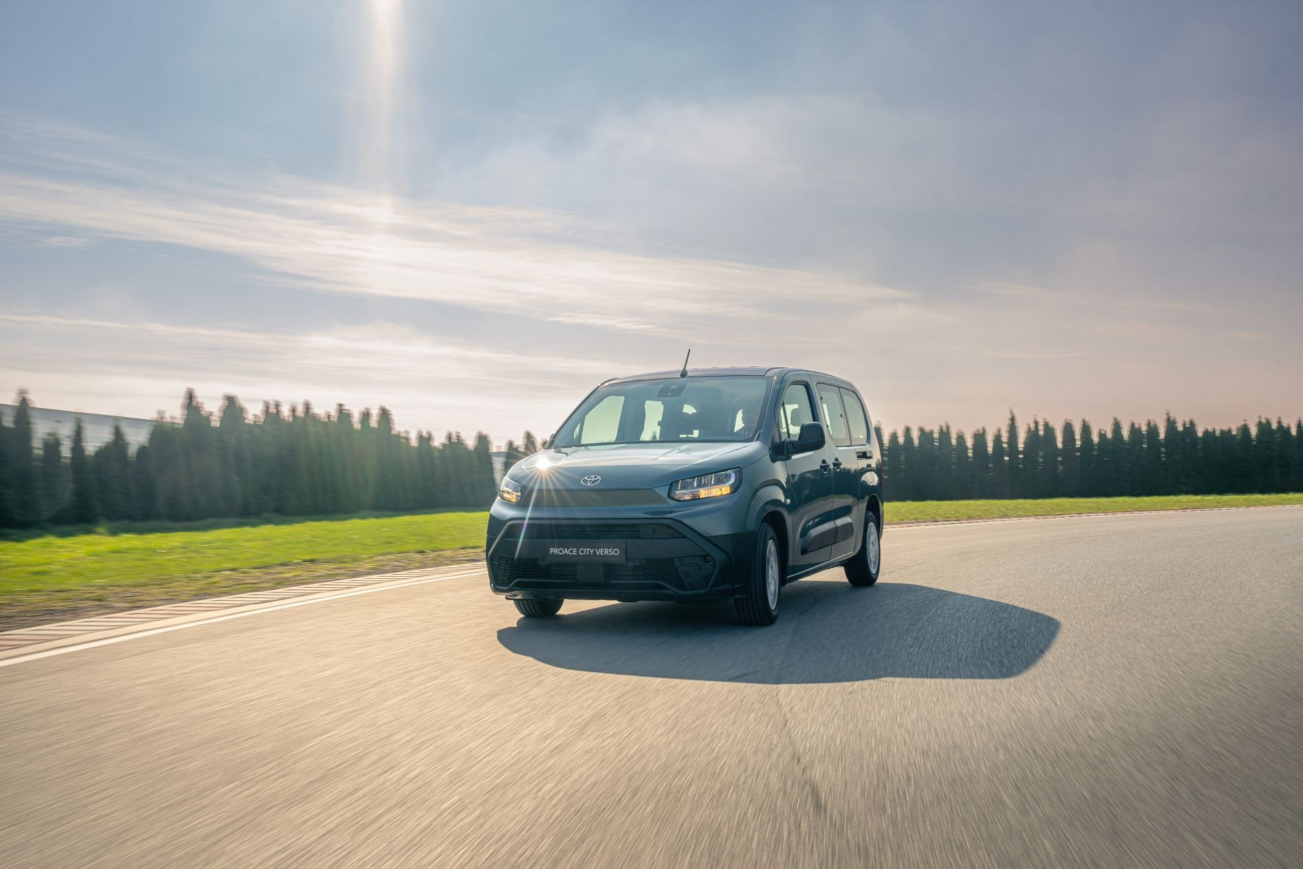 Vista lateral del Toyota ProAce City Verso mostrando su diseño robusto.