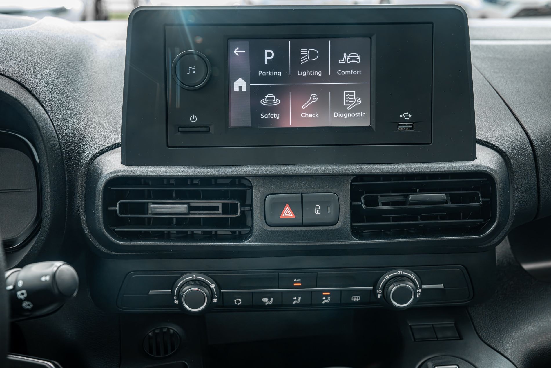 Vista trasera del Toyota ProAce City Verso mostrando sus luces.