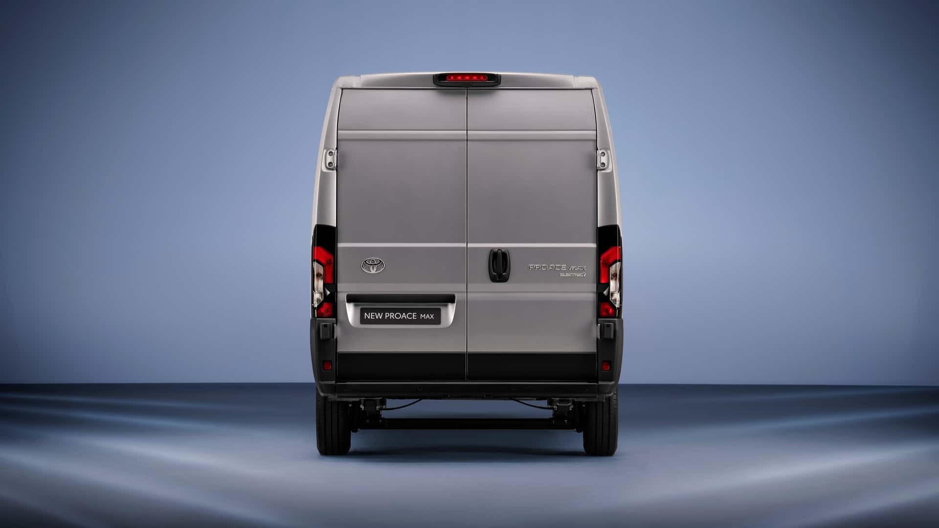 Imagen trasera del ProAce Max, ideal para visualizar accesos y dimensiones.