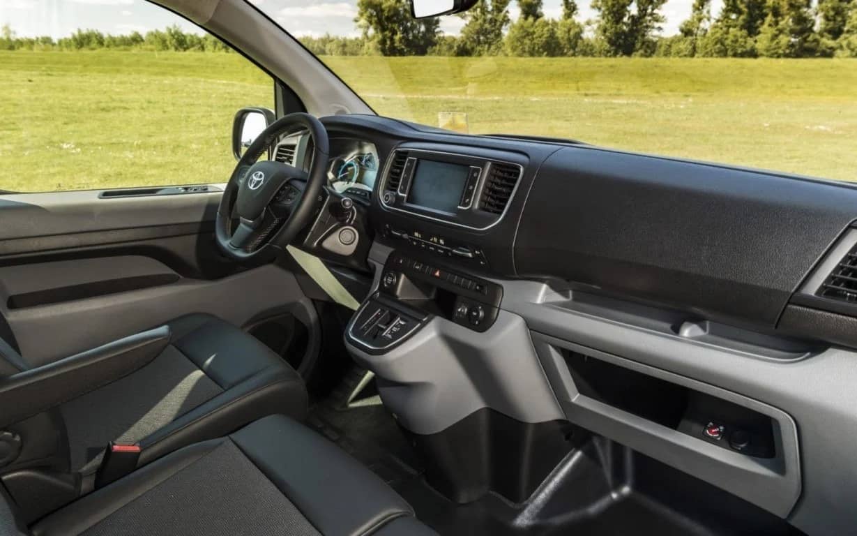 Vista del área del conductor en el Toyota ProAce Electric, enfocando ergonomía y confort.