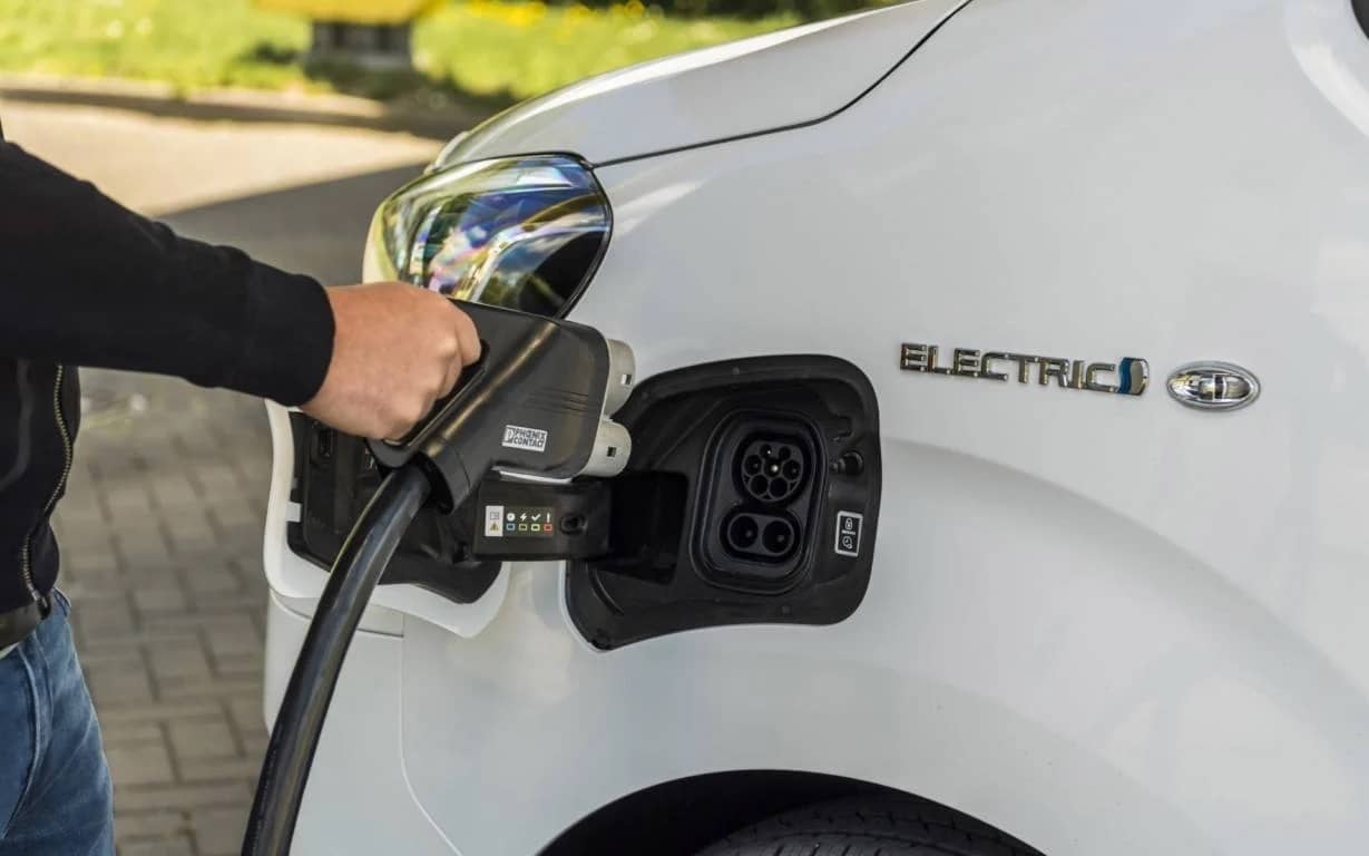 Toyota ProAce Van recargando su batería eléctrica, detalle preciso del enchufe.