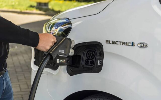 Toyota ProAce Van recargando su batería eléctrica, detalle preciso del enchufe. Toyota ProAce Van recargando su batería eléctrica, detalle preciso del enchufe.