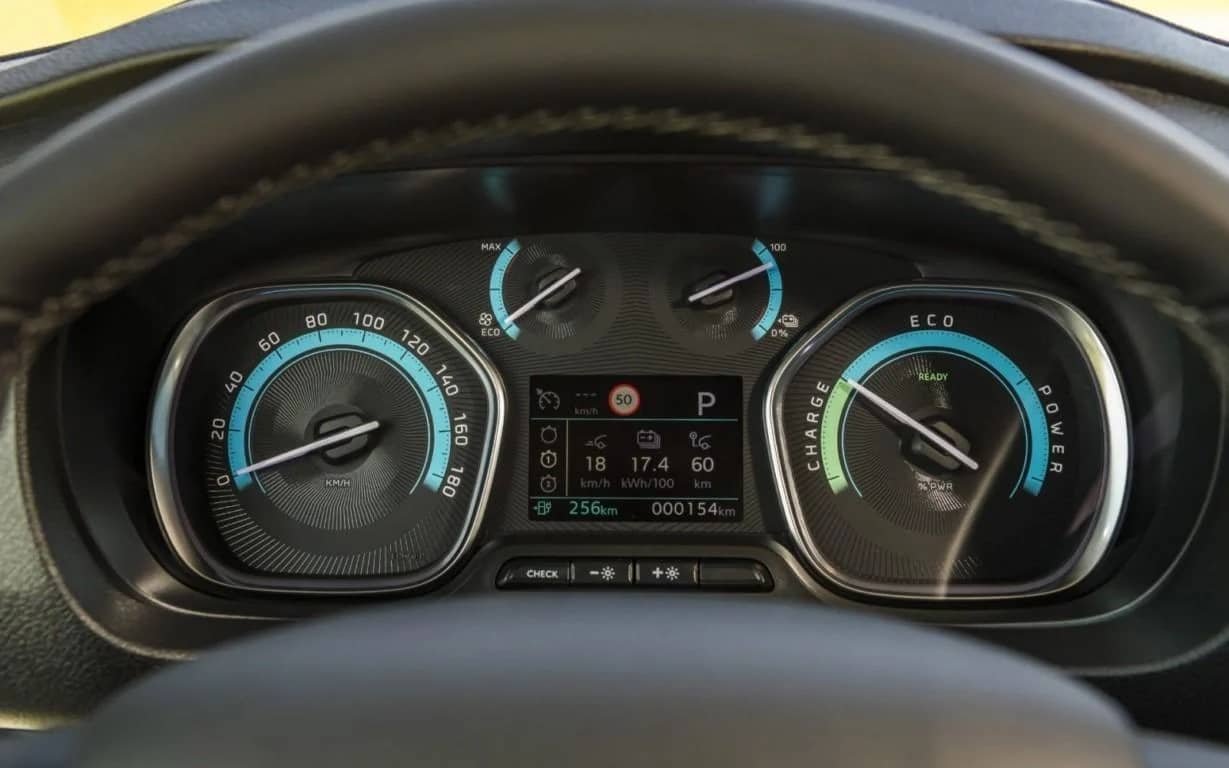 Cuadro de instrumentos del Toyota ProAce Electric, con indicadores de modo eléctrico.