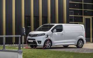 Toma lateral aérea de la furgoneta eléctrica Toyota ProAce en estación de carga. Toma lateral aérea de la furgoneta eléctrica Toyota ProAce en estación de carga.