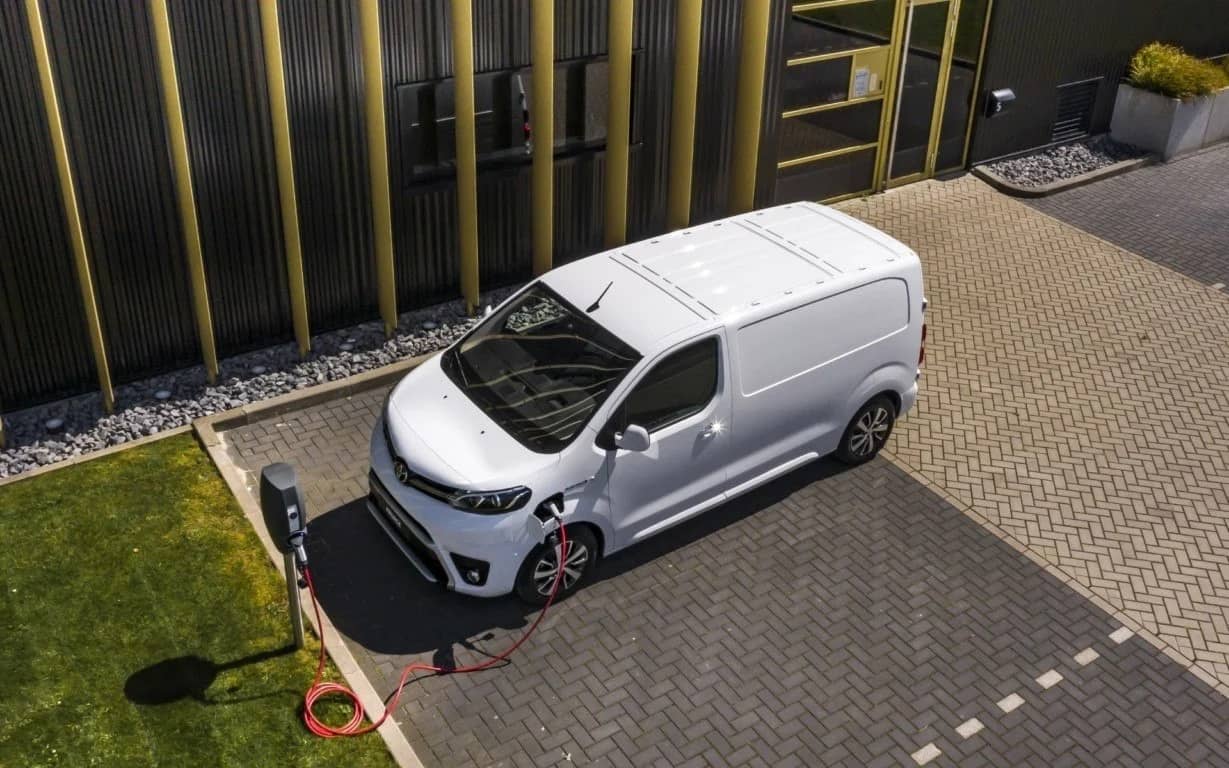 Imagen aérea del Toyota ProAce Electric durante el proceso de carga, mostrando el techo.